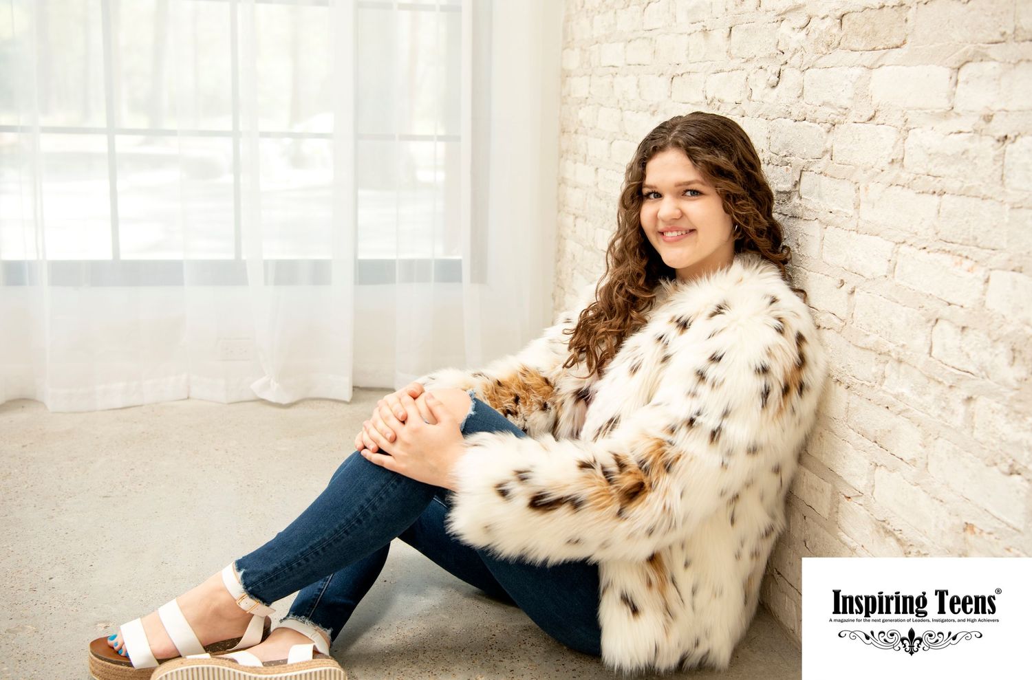 Senior photographer in the Woodlands .  Studio senior girl photo session.   Senior Pictures.