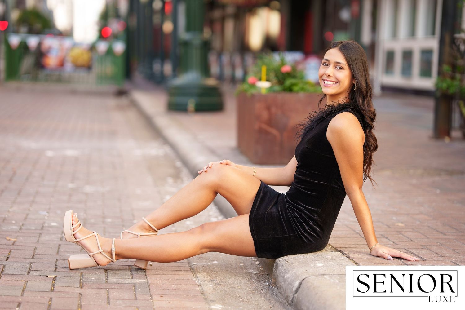 Senior photographer in the Woodlands .  Houston senior girl photo session.   Senior Picture in a city.