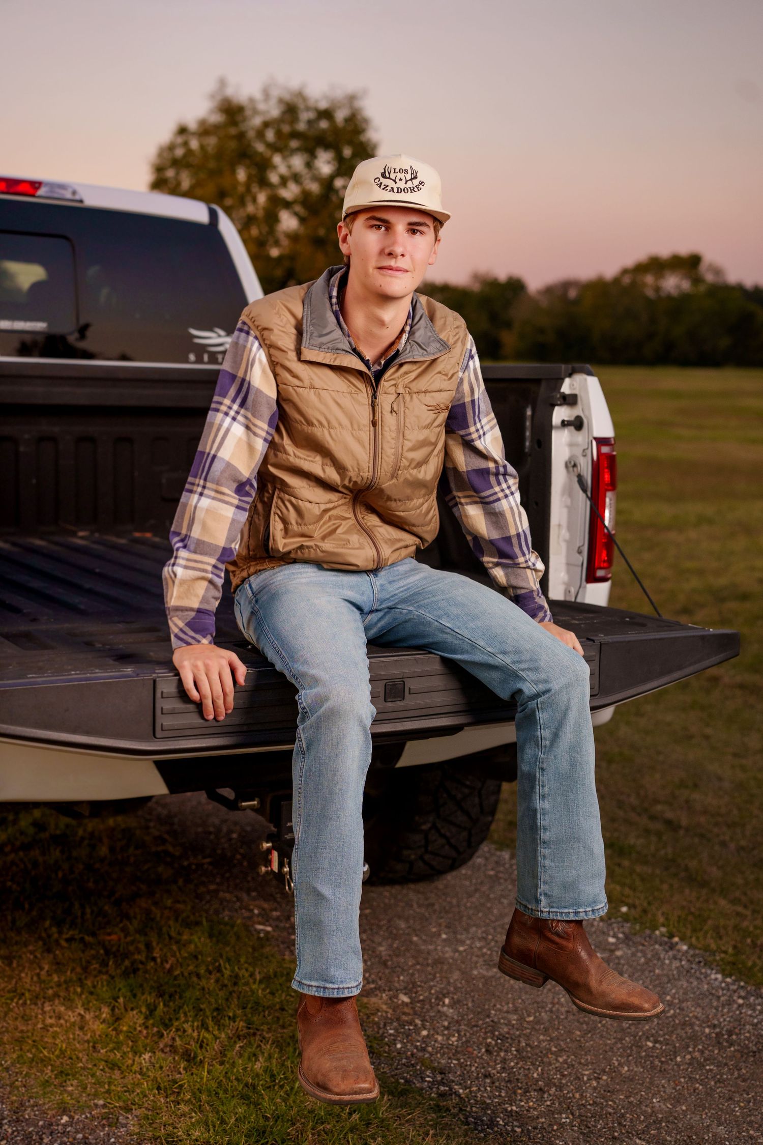 the woodlands senior photographer.  senior photos in the woodlands.  senior guy photos at sunset with a truck