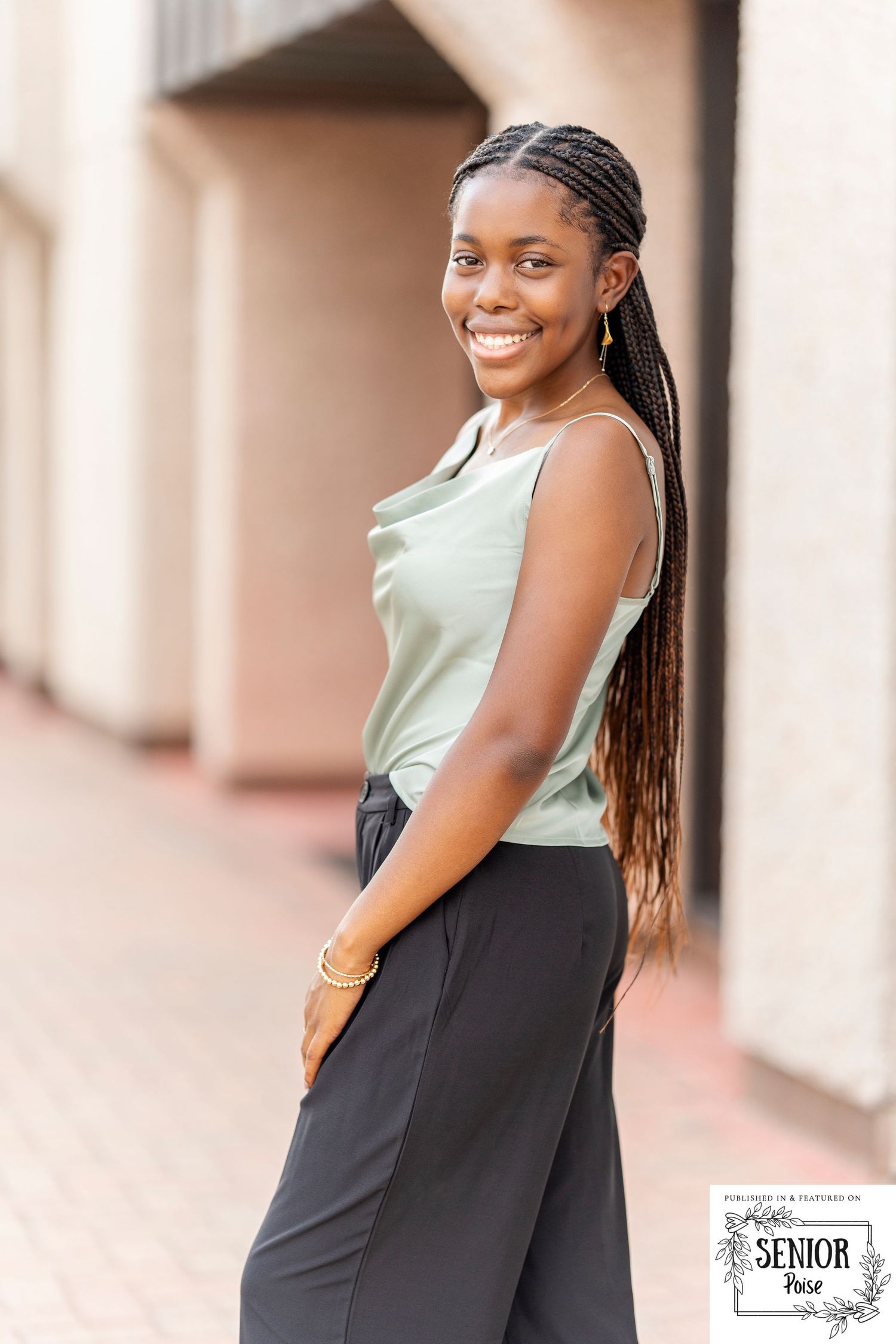 Senior photographer in the Woodlands .  Urban senior girl photo session.   Senior Pictures.