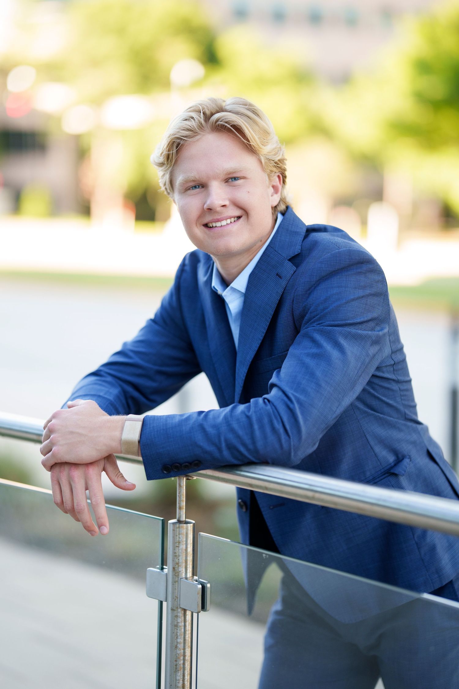 senior photos in a suit.  the woodlands senior photographer. senior photos for guys in the woodlands.  boy senior photos.
