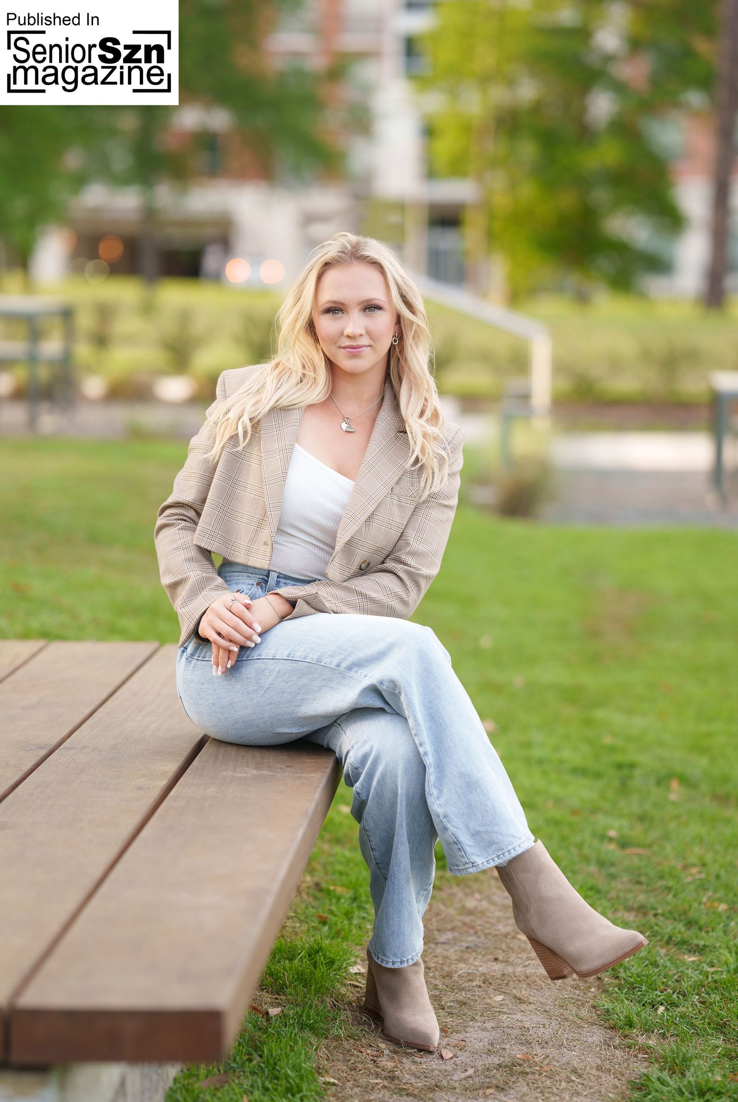 Senior photographer in the Woodlands .  Girl senior photos