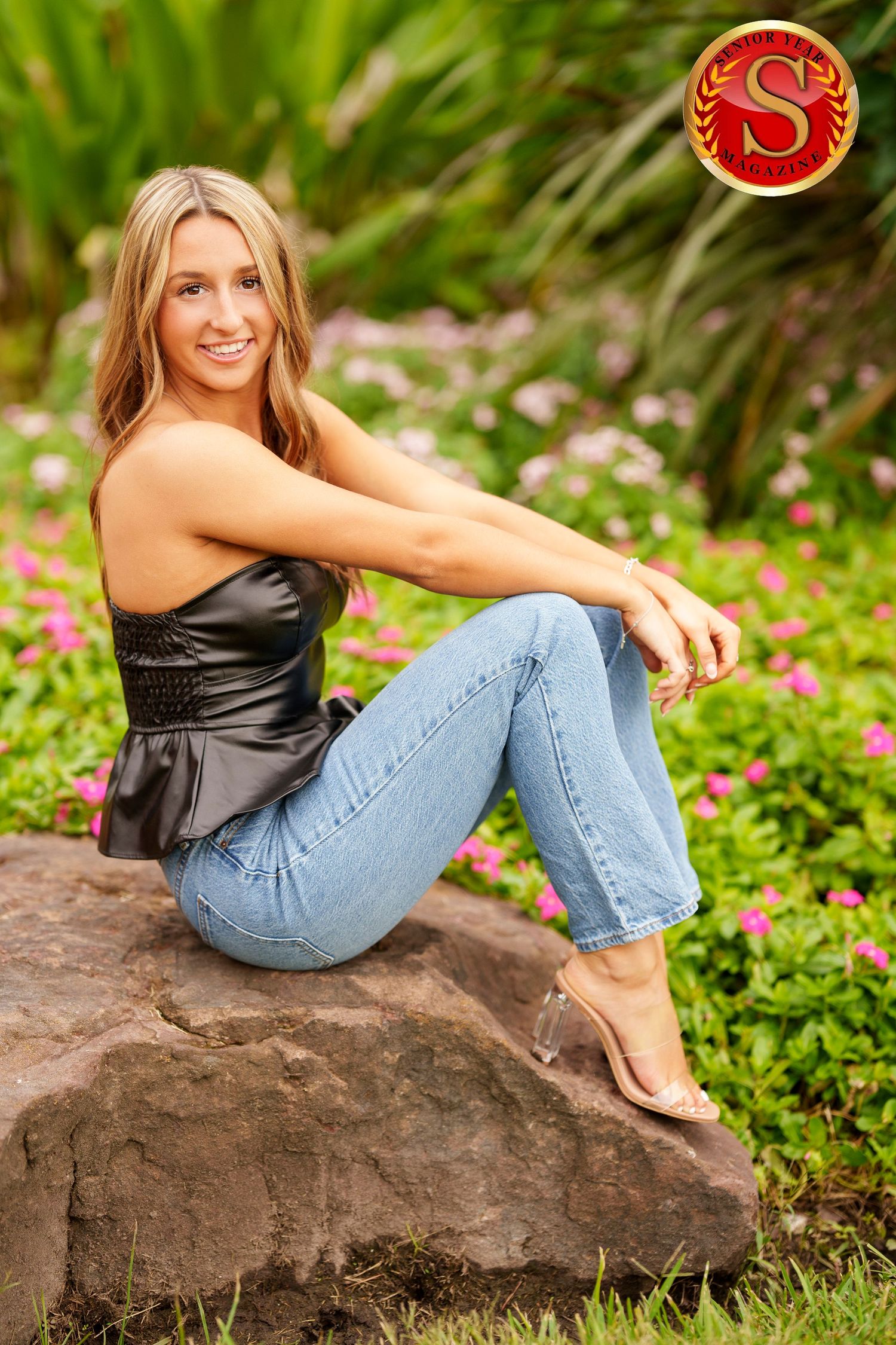 Senior photographer in the Woodlands .  Urban senior girl photo session.   Senior Pictures in a garden