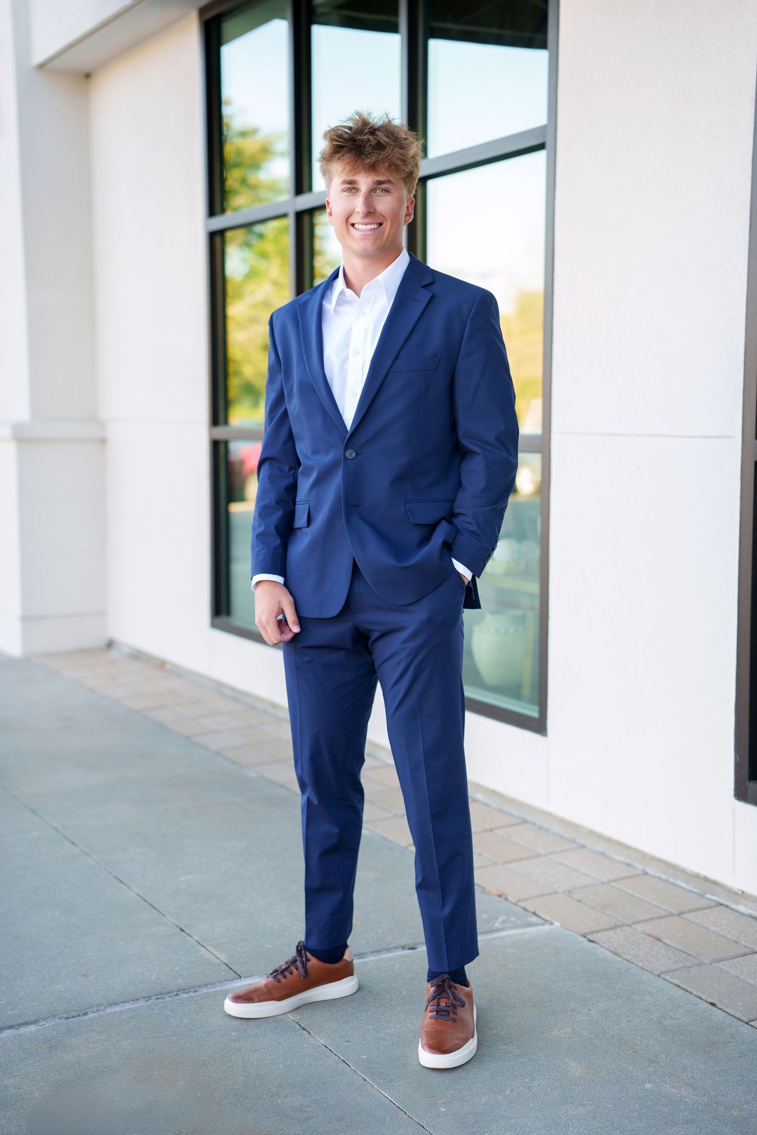 senior photos in a suit.  the woodlands senior photographer. senior photos for guys in the woodlands.  boy senior photos.