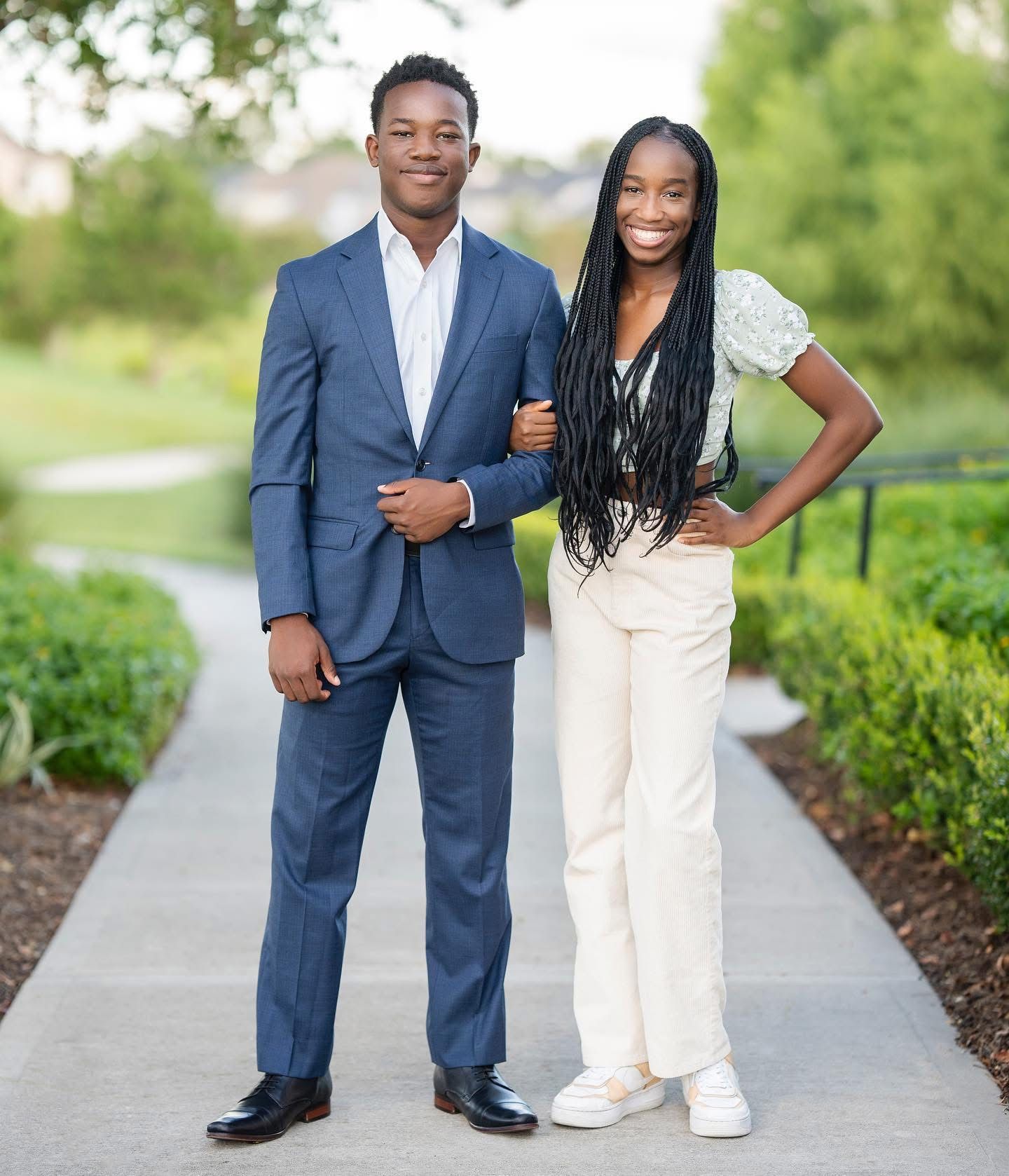 twin senior photos in the woodlands, senior photos for multiples in the woodlands.