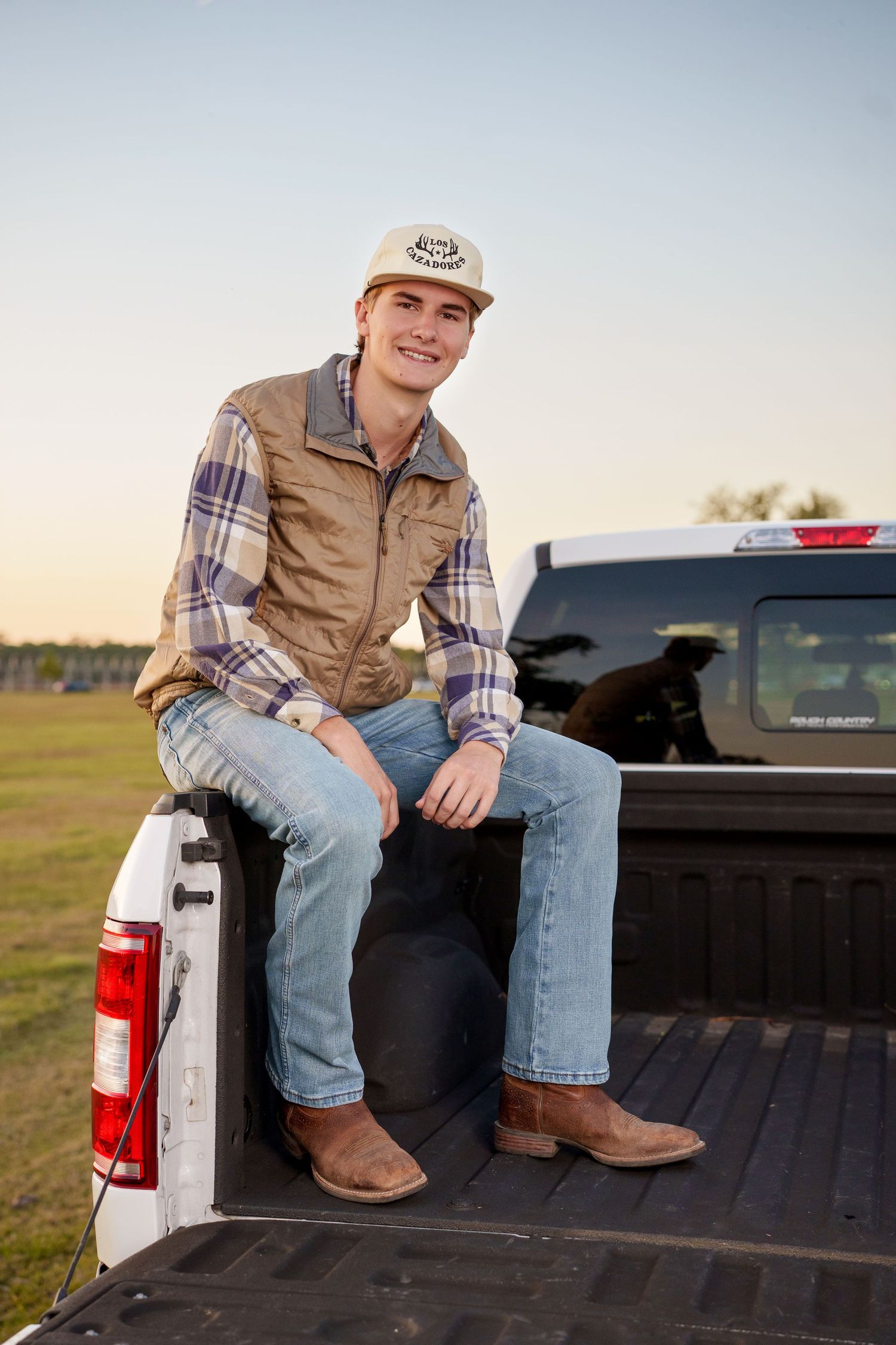 senior photos in a suit.  the woodlands senior photographer. senior photos for guys in the woodlands. senior photos with a truck