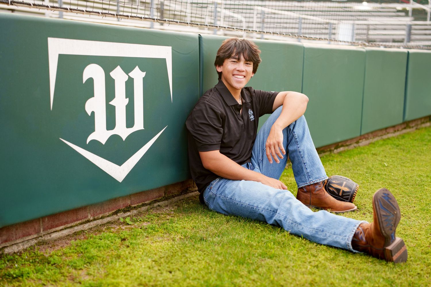 senior photos in a suit.  the woodlands senior photographer. senior photos for guys in the woodlands.  boy senior photos.