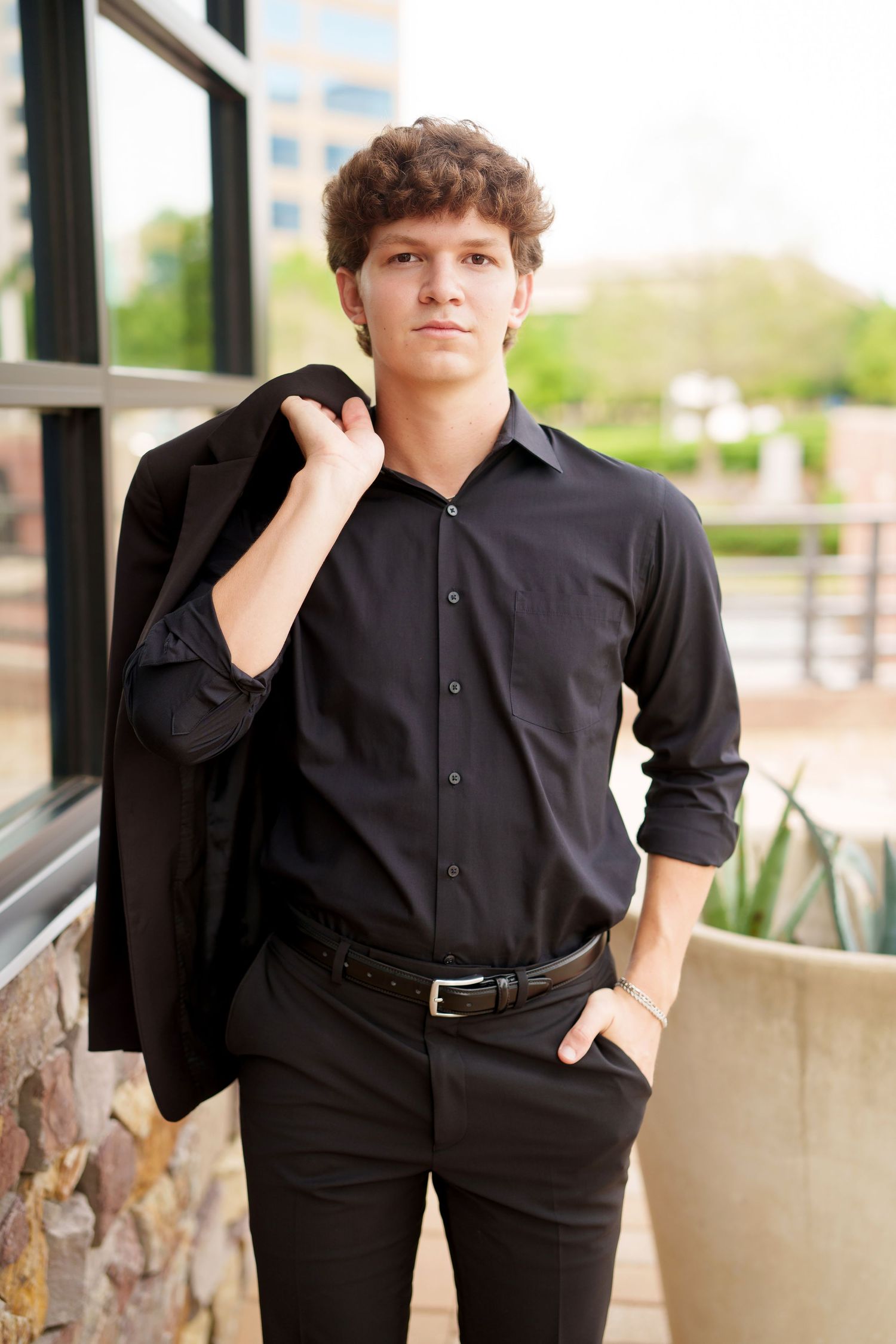 senior photos in a suit.  the woodlands senior photographer. senior photos for guys in the woodlands.  boy senior photos.