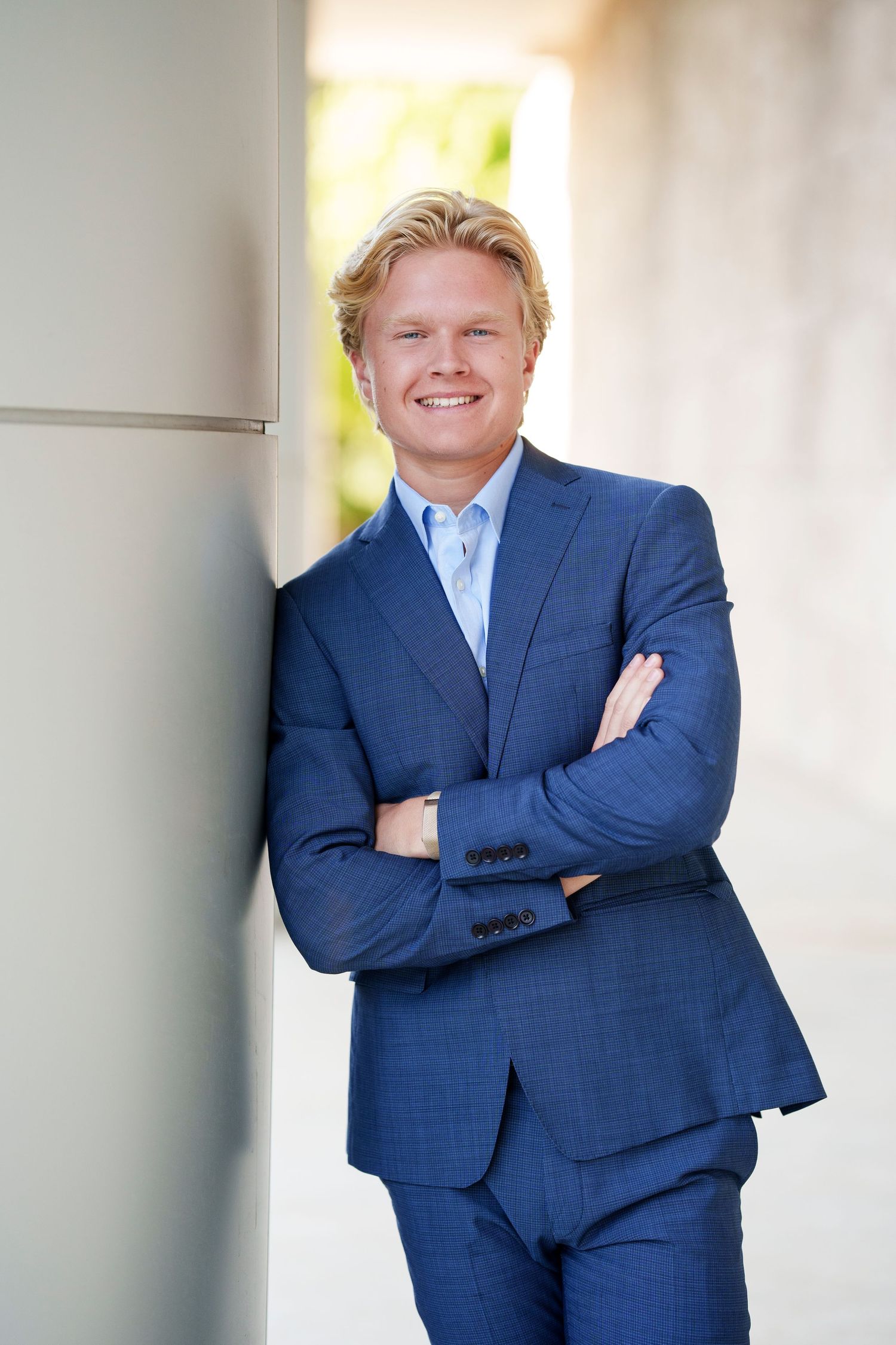 senior photos in a suit.  the woodlands senior photographer. senior photos for guys in the woodlands.  boy senior photos.