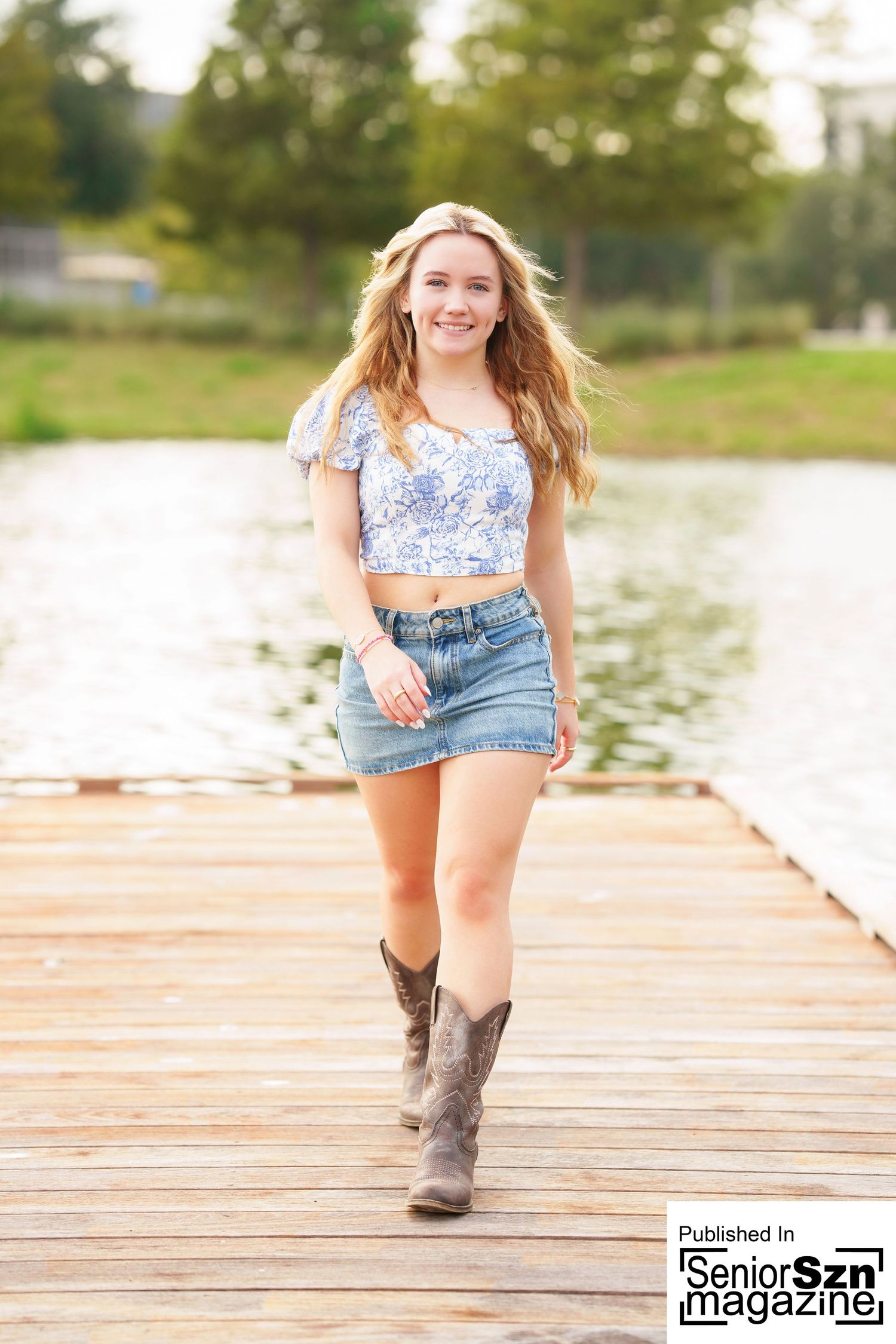 The Woodlands senior photographer with a girl on a dock.
