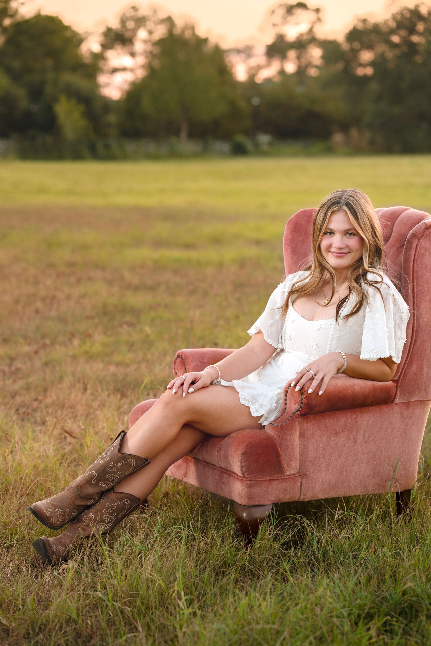 Senior photographer in the woodlands.  senior girls.  senior photos in the woodlands, tomball, conroe, spring, humble.  field, chair