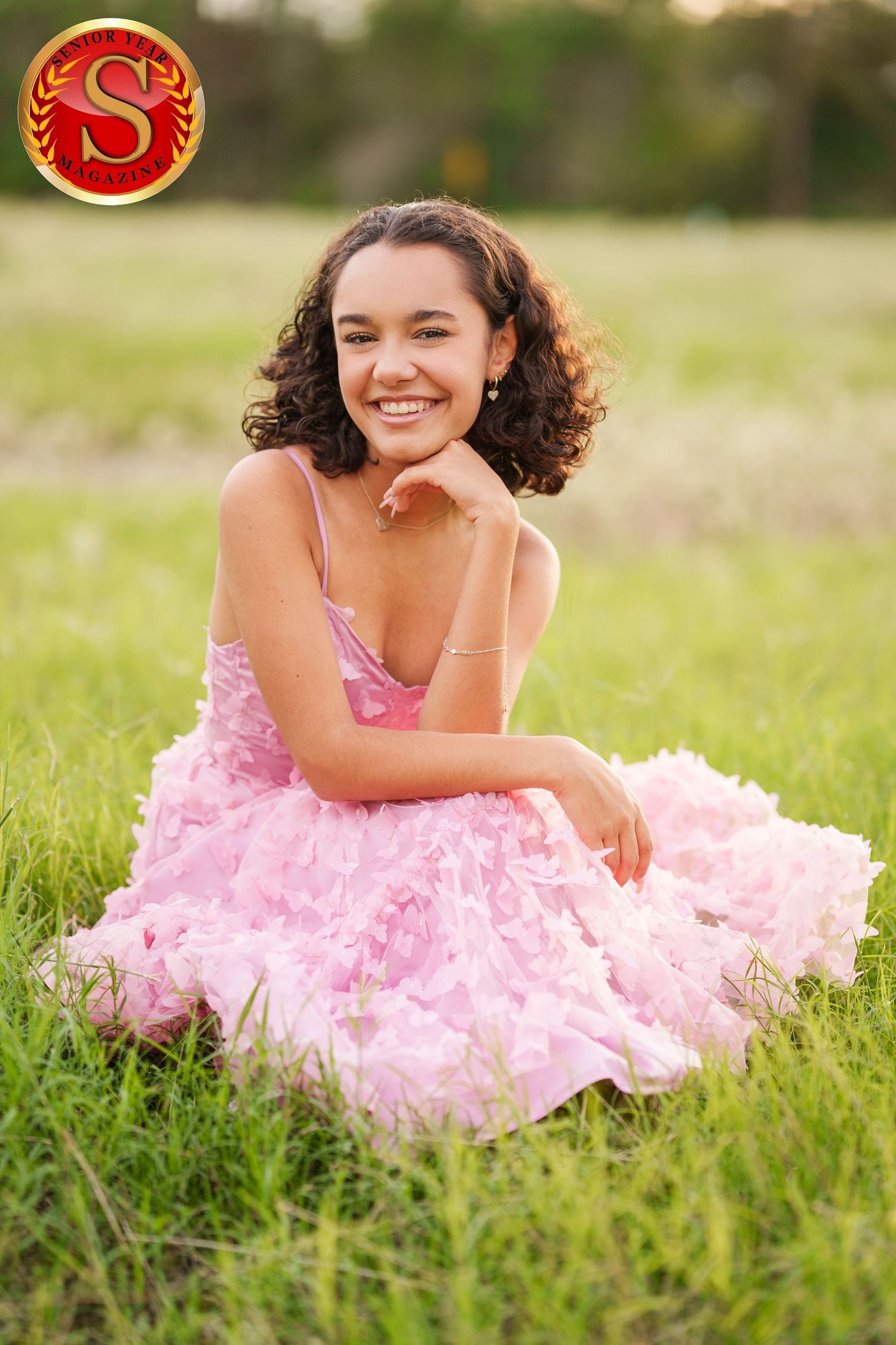 Senior photographer in the Woodlands .  Urban senior girl photo session.   Senior Pictures in a field