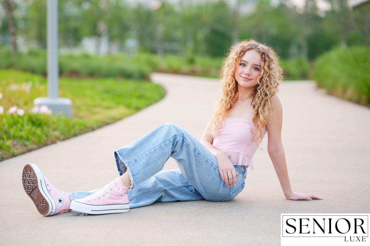 Senior photographer in the Woodlands .  Urban senior girl photo session.   Senior Pictures.