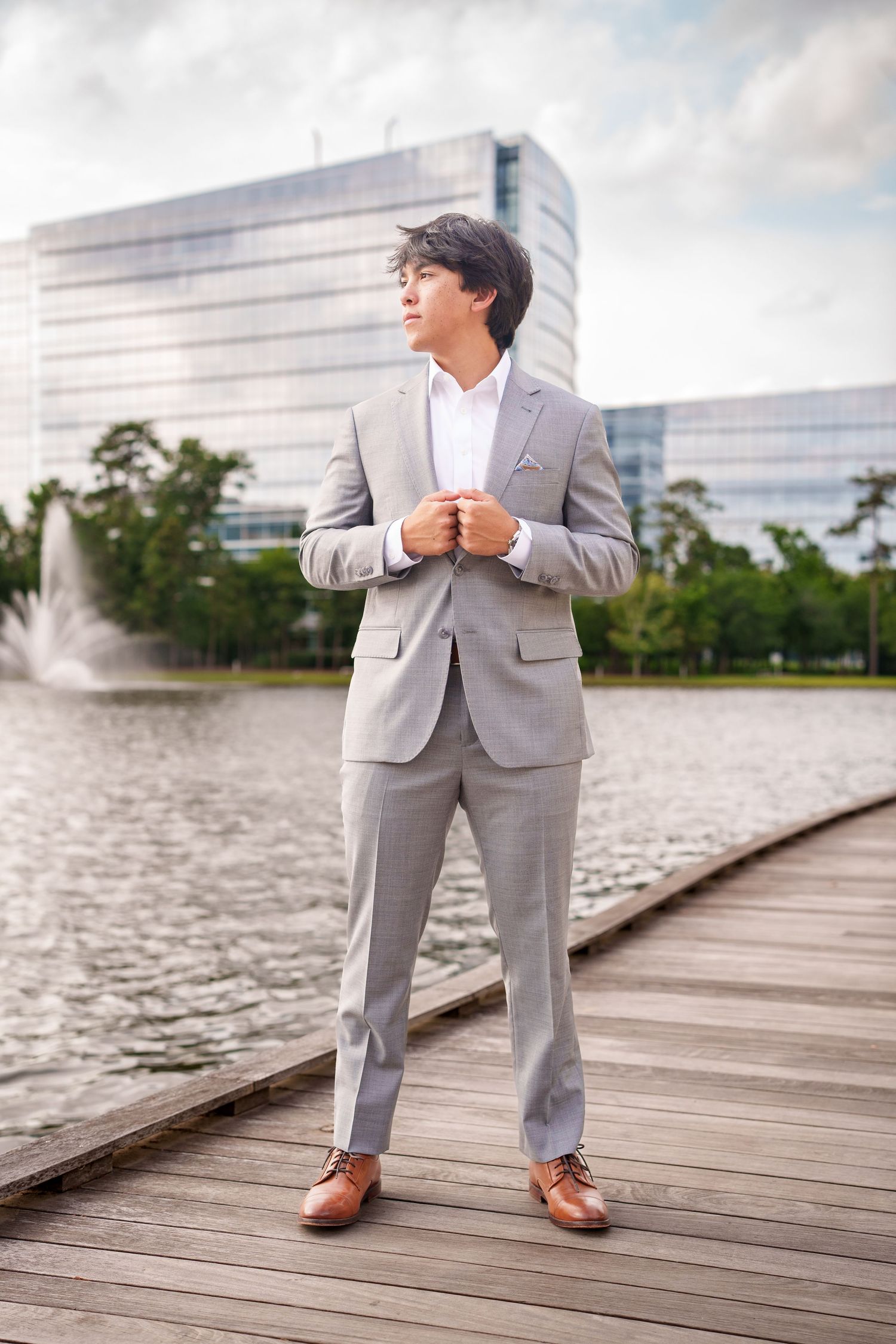 senior photos in a suit.  the woodlands senior photographer. senior photos for guys in the woodlands.  boy senior photos.