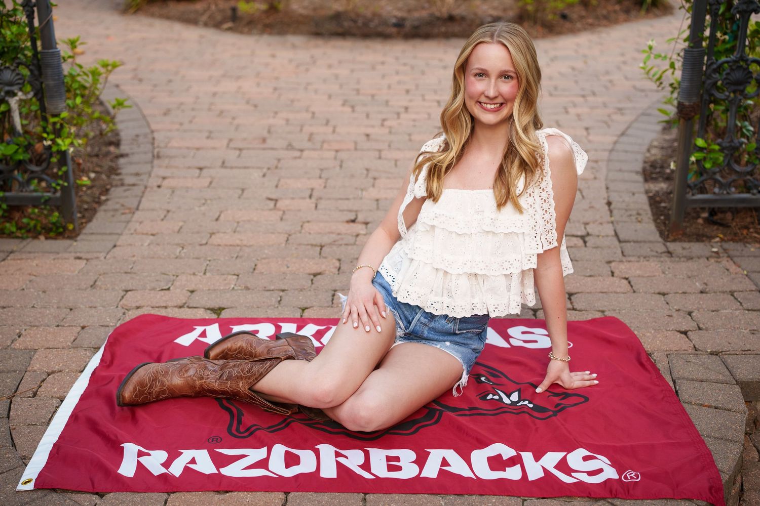 Senior photos in the Woodlands with Arkansas flag.