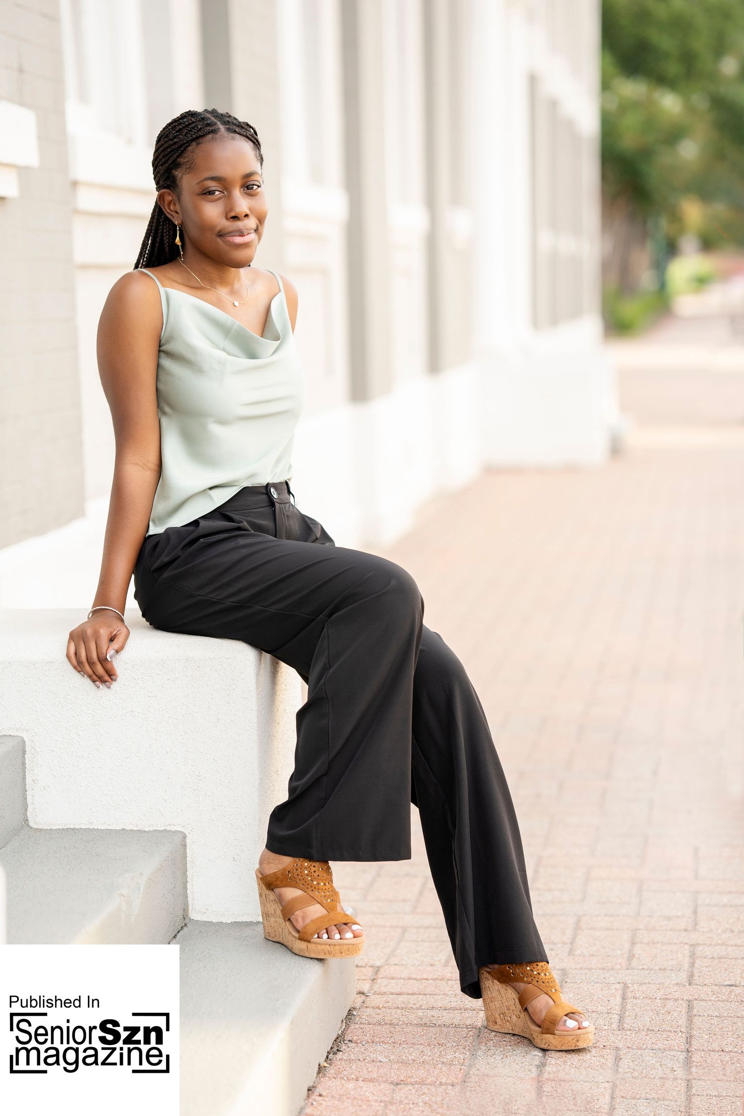 Senior photographer in the Woodlands .  Urban senior girl photo session.   Senior Pictures.