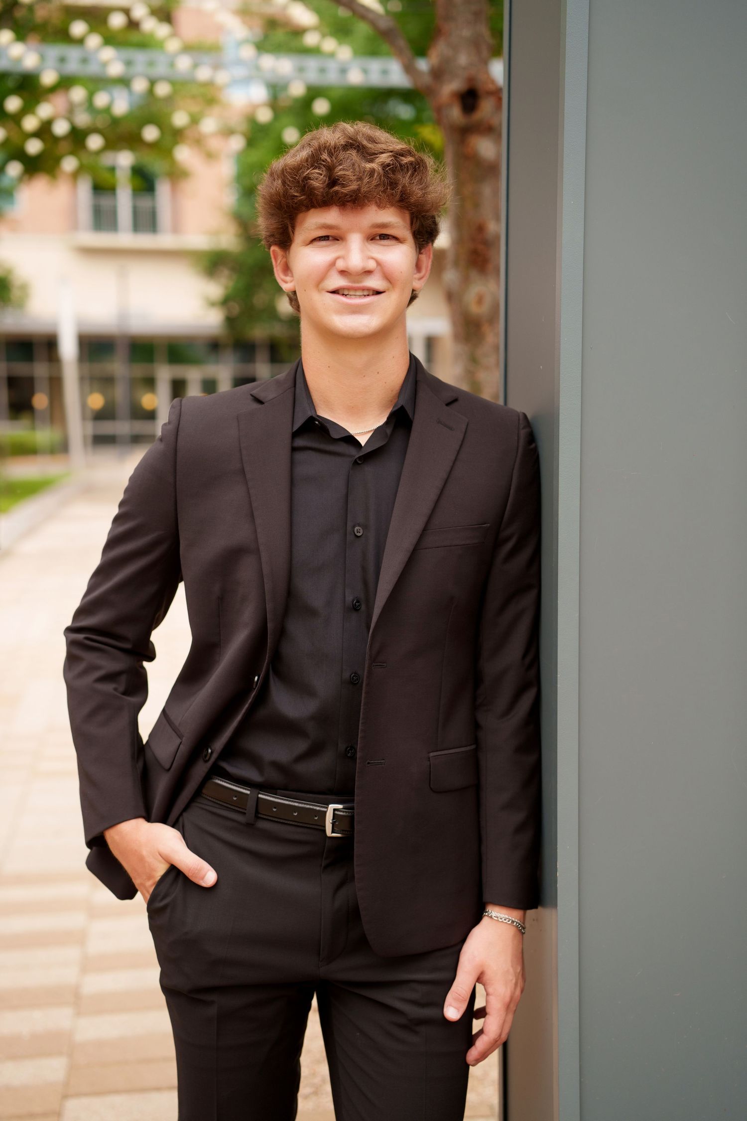 senior photos in a suit.  the woodlands senior photographer. senior photos for guys in the woodlands.  boy senior photos.