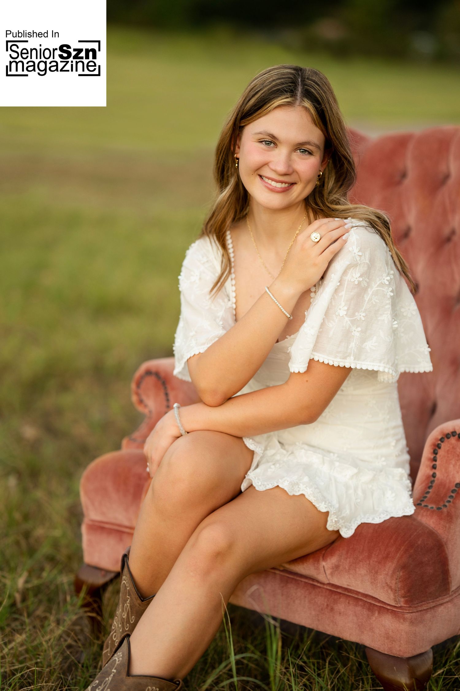 Senior photographer in the Woodlands .  field senior girl photo session.   Senior Pictures.