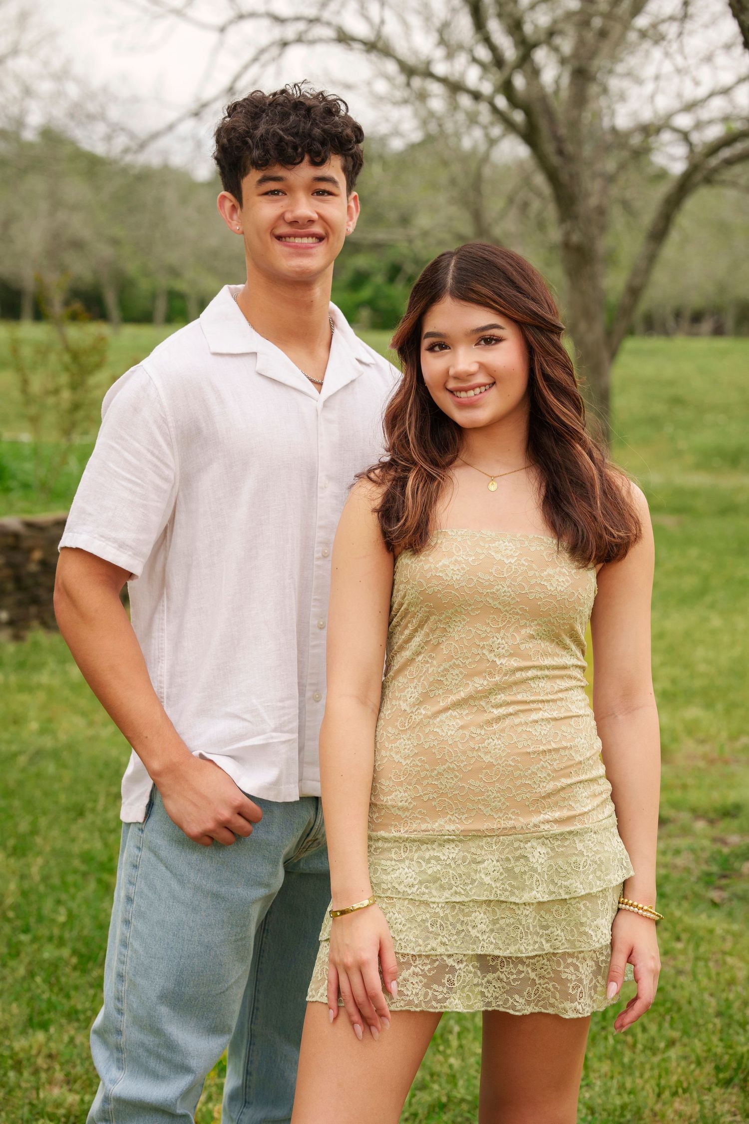 twin senior photos in the woodlands, senior photos for multiples in the woodlands.