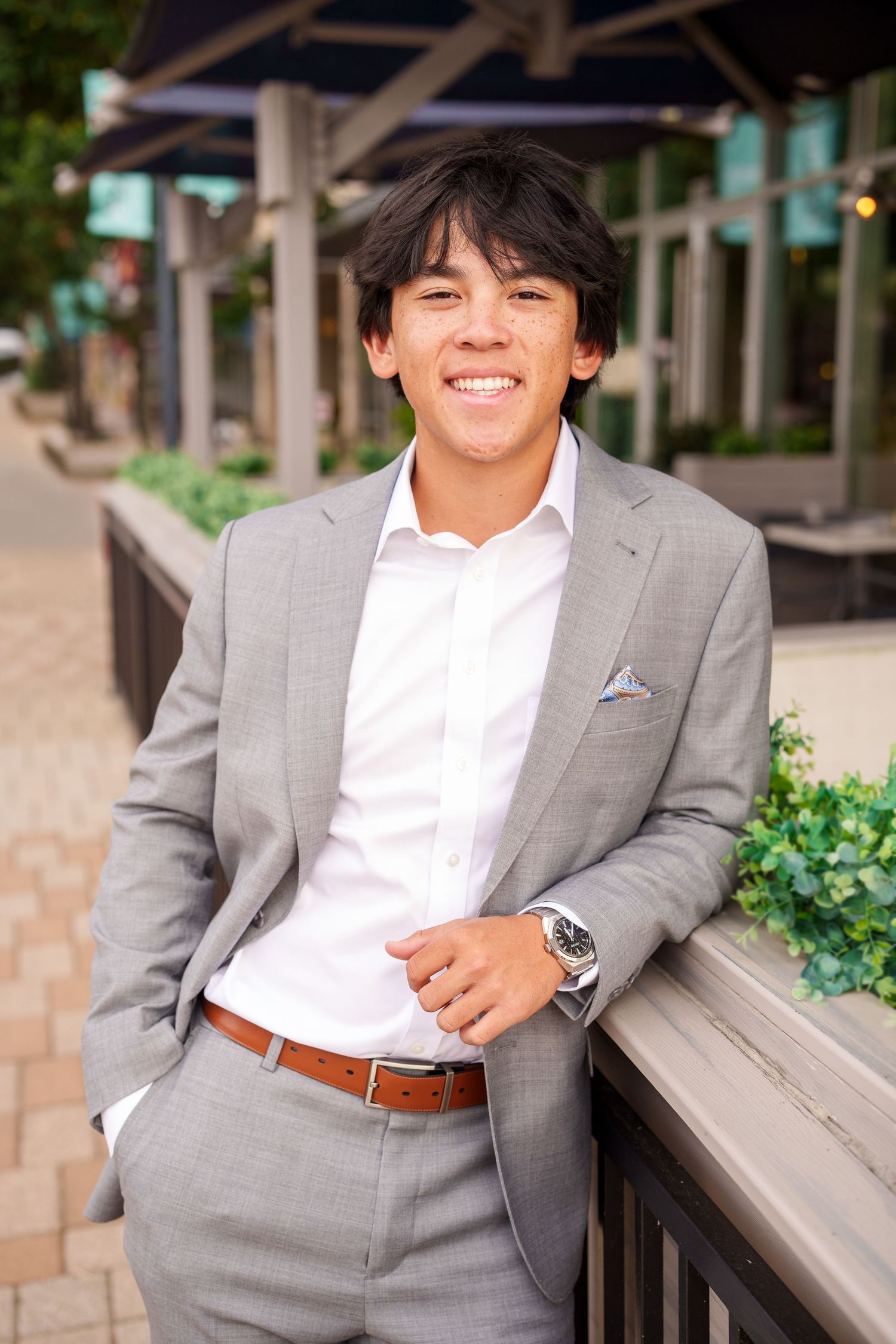 senior photos in a suit.  the woodlands senior photographer. senior photos for guys in the woodlands.  boy senior photos.