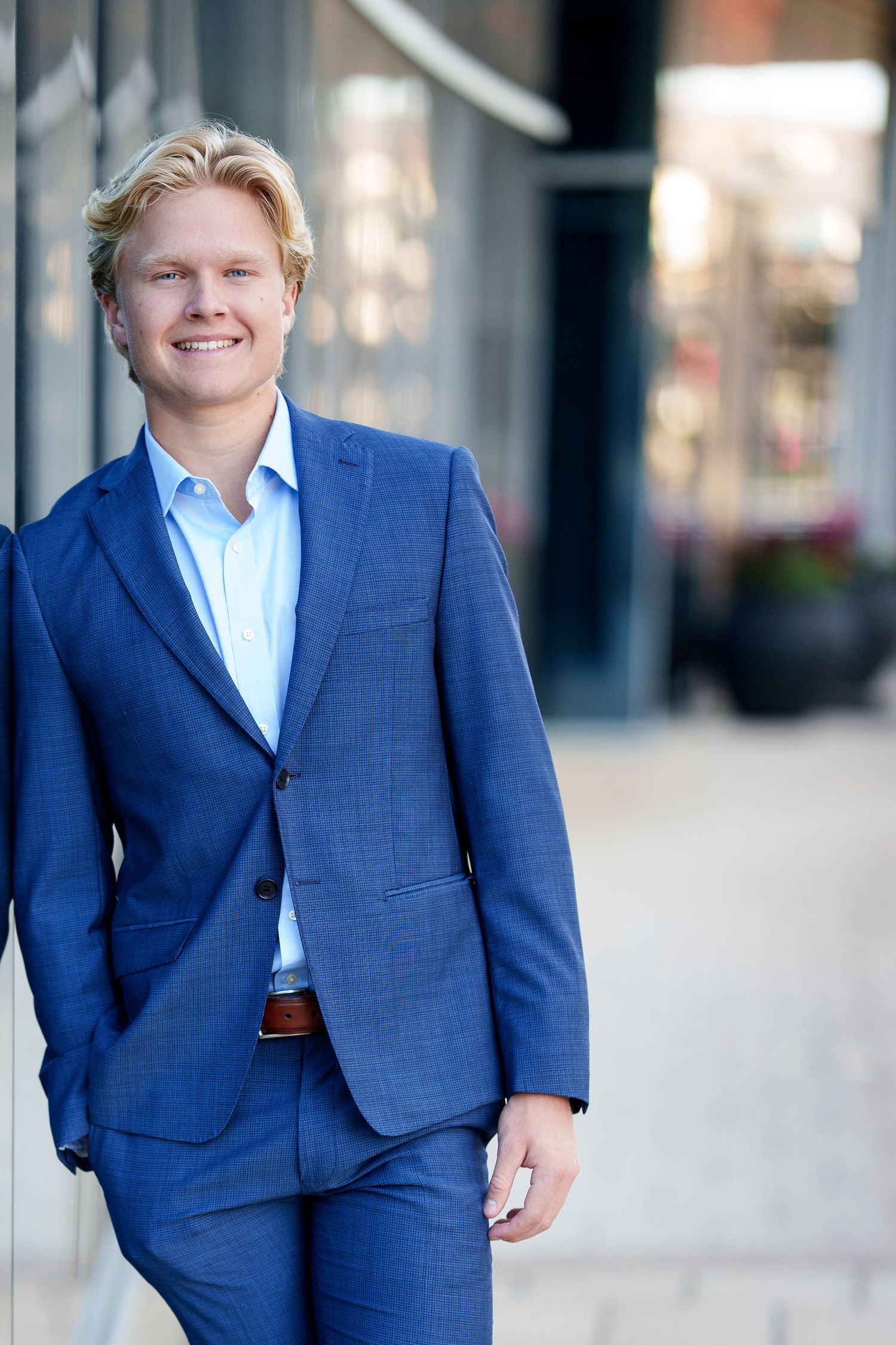 senior photos in a suit.  the woodlands senior photographer. senior photos for guys in the woodlands.  boy senior photos.