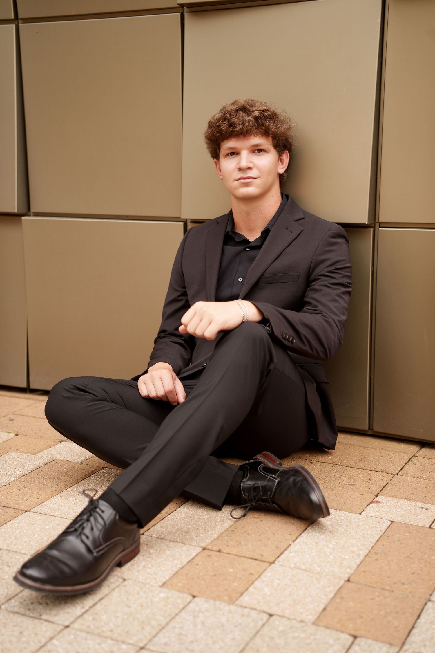 senior photos in a suit.  the woodlands senior photographer. senior photos for guys in the woodlands.  boy senior photos.