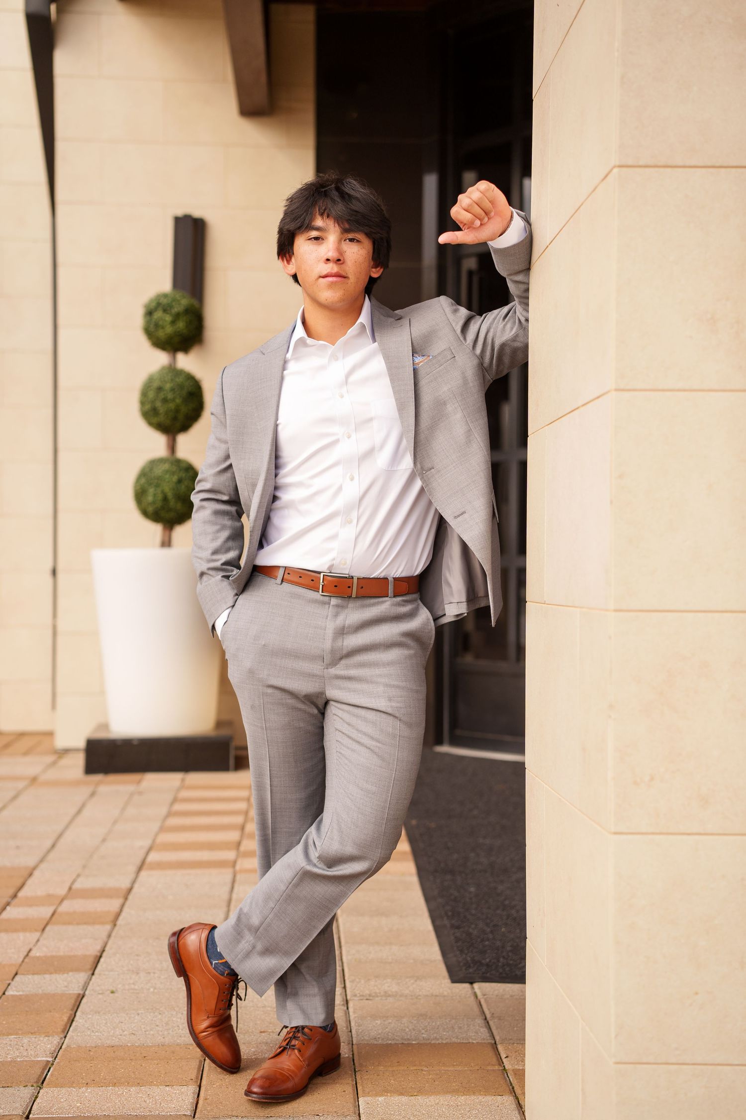 senior photos in a suit.  the woodlands senior photographer. senior photos for guys in the woodlands.  boy senior photos.