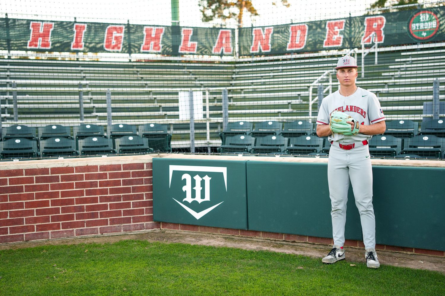 senior photos in a suit.  the woodlands senior photographer. senior photos for guys in the woodlands.  baseball  senior photos.