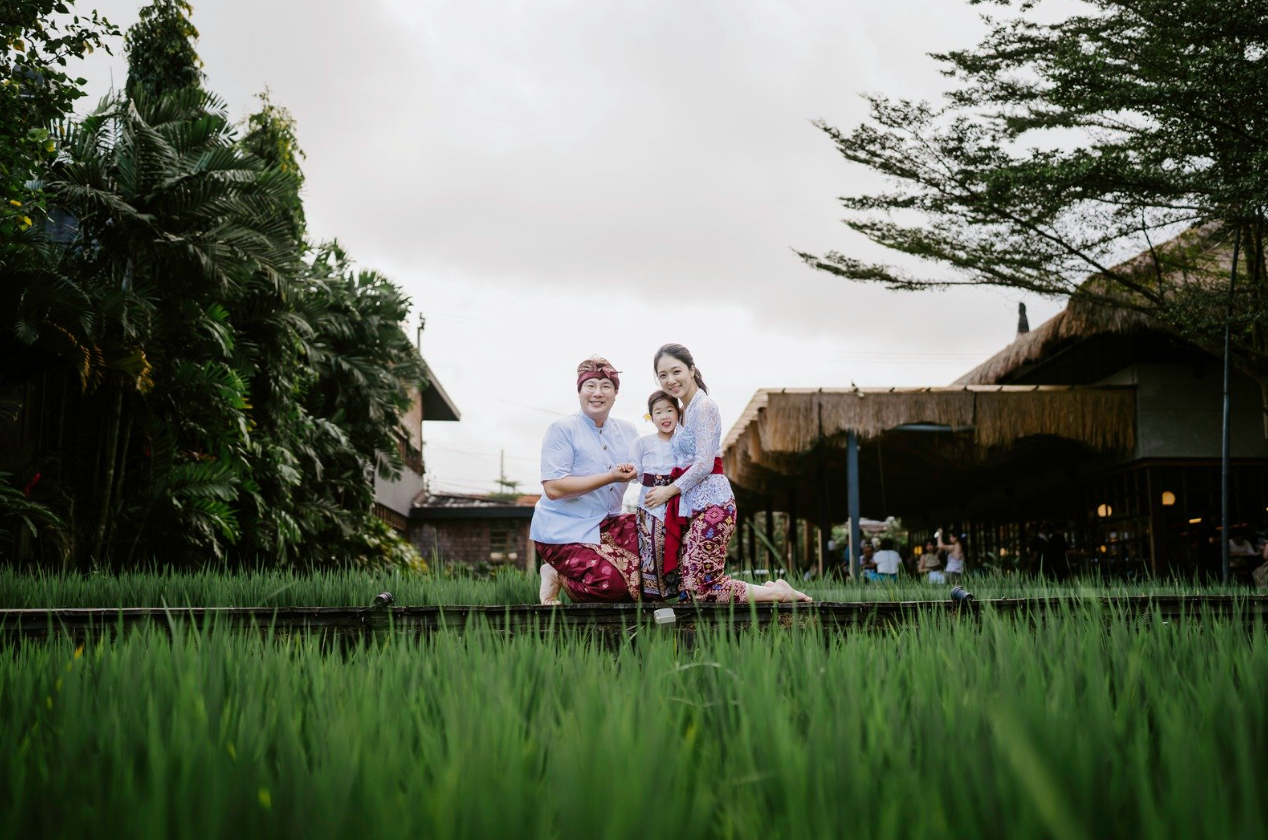 Rice field family photoshoot in Bali