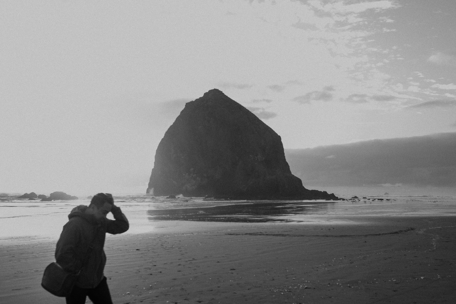 Black and white coastal landscape with dramatic rock formations at sunset. Portland Oregon
Jojo Pangilinan Photographers, Dallas based Desti
