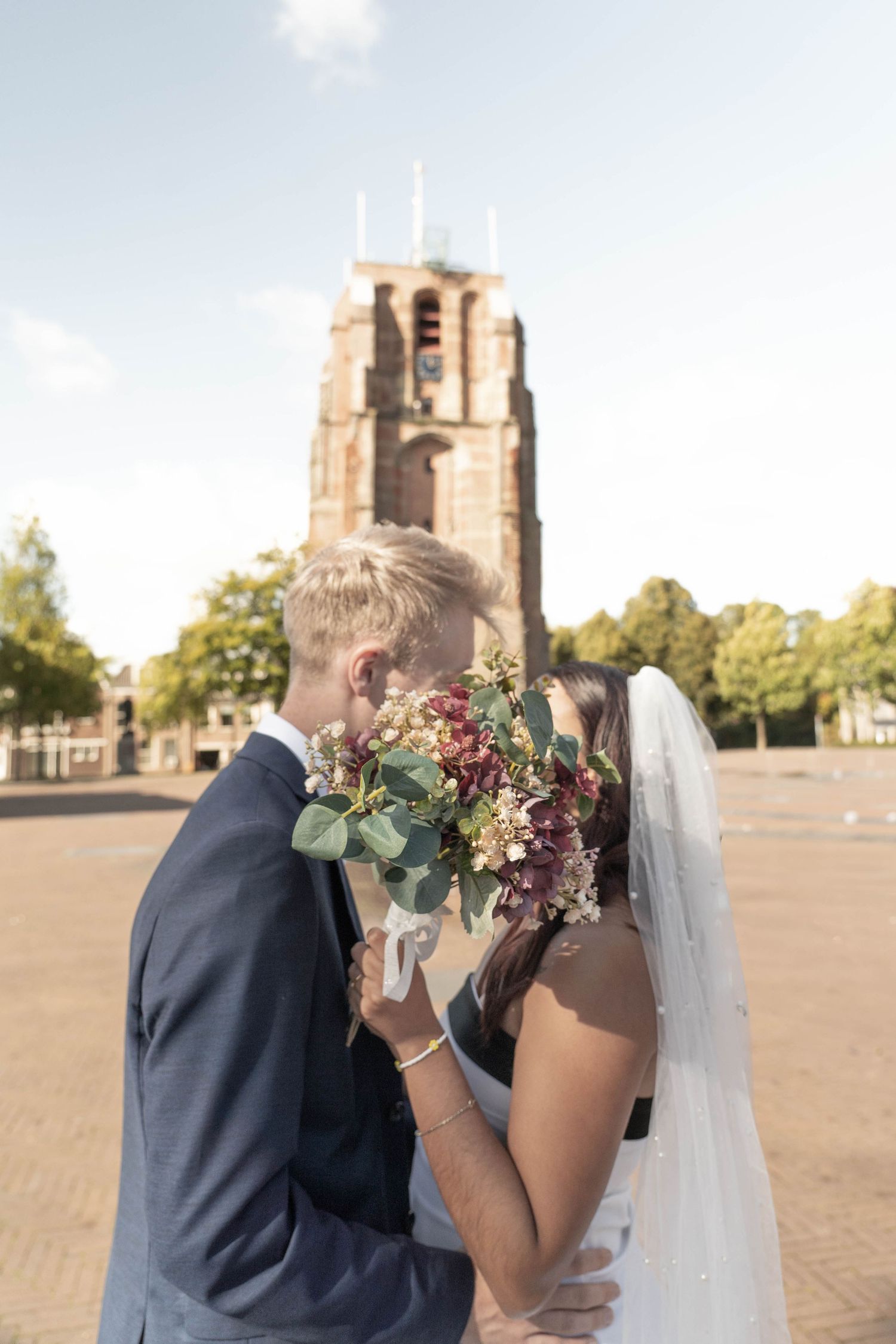 Stel kust voor Oldehoven in Leeuwarden – romantische momenten vastgelegd door een professionele Leeuwarder fotograaf.