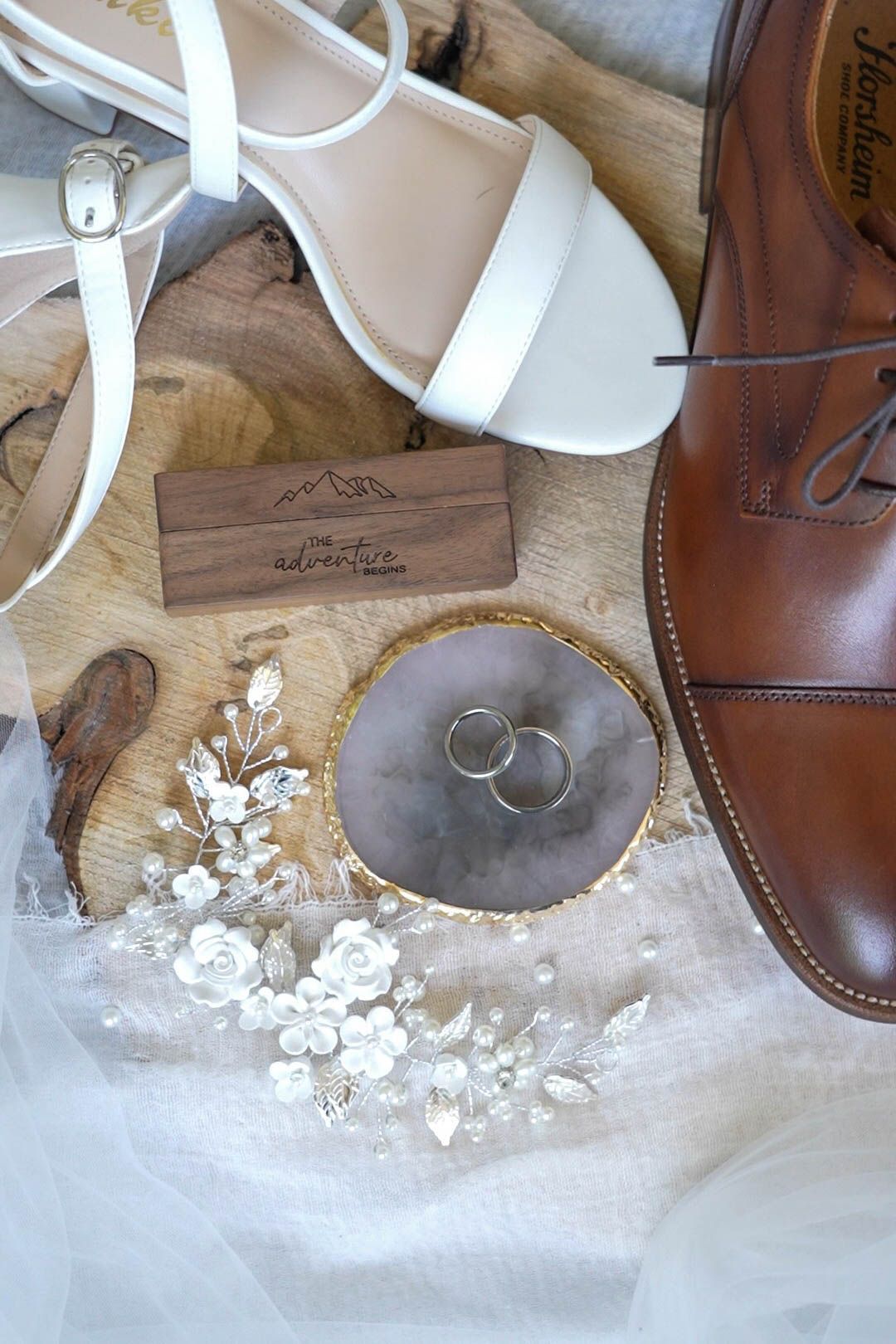 Elegante bruidsfotografie in Leeuwarden: elk detail en flatlay vastgelegd door een professionele, tijdloze fotograaf.