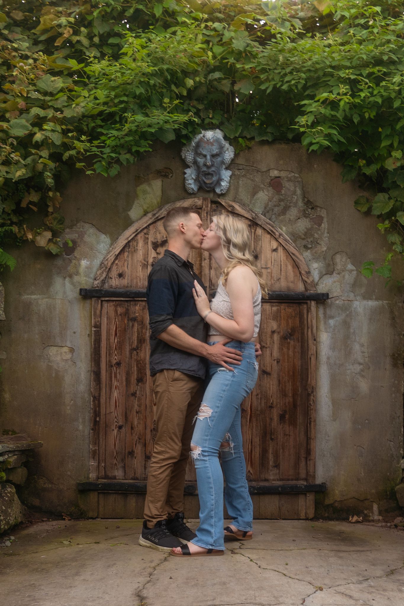 Romantische koppelfotografie in Leeuwarden – levensechte kleuren die oprechte emoties en tijdloze momenten vastleggen.