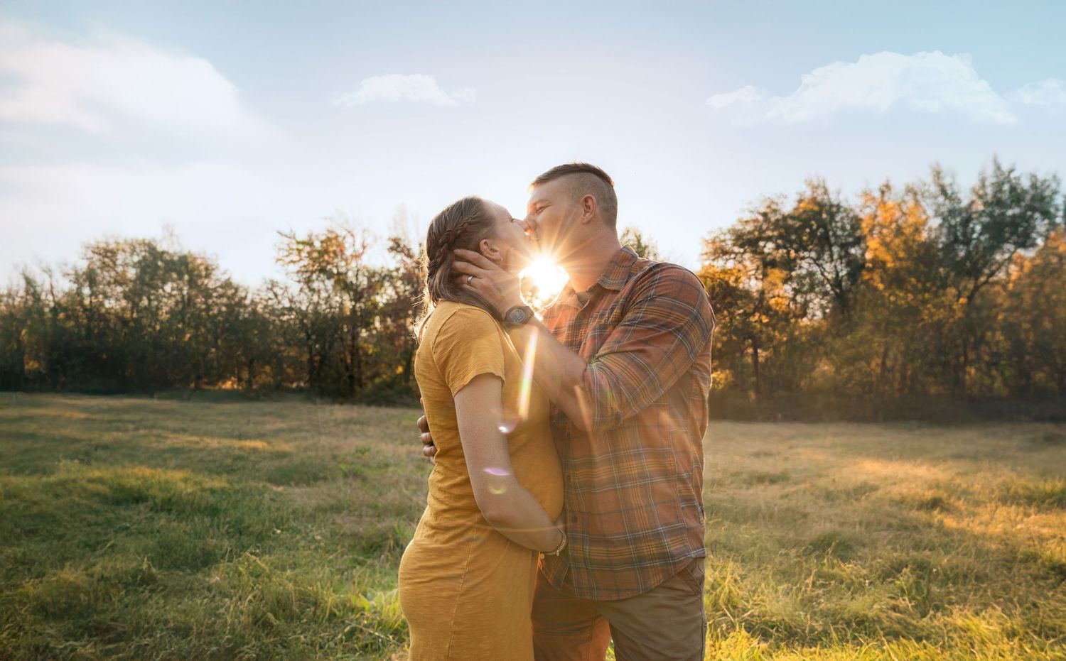 Buiten zwangerschapsfotograaf in Leeuwarden, Nederland – warme golden hour foto's vol licht, liefde en natuurlijke schoonheid