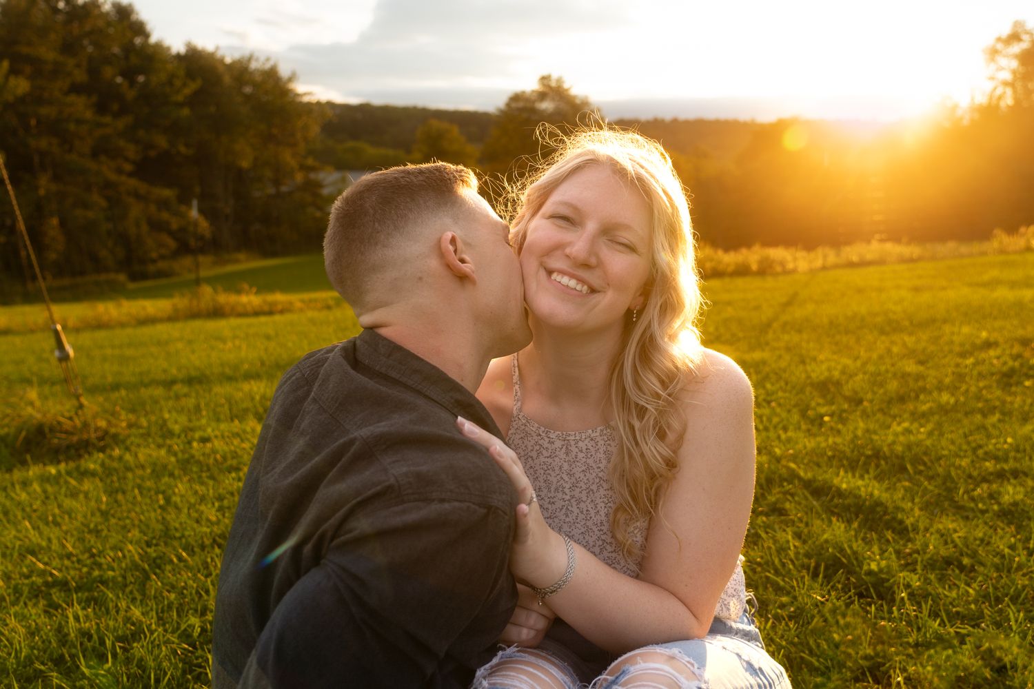 Koppelfotografie tijdens golden hour in Leeuwarden – warme, romantische momenten prachtig vastgelegd door een professional.