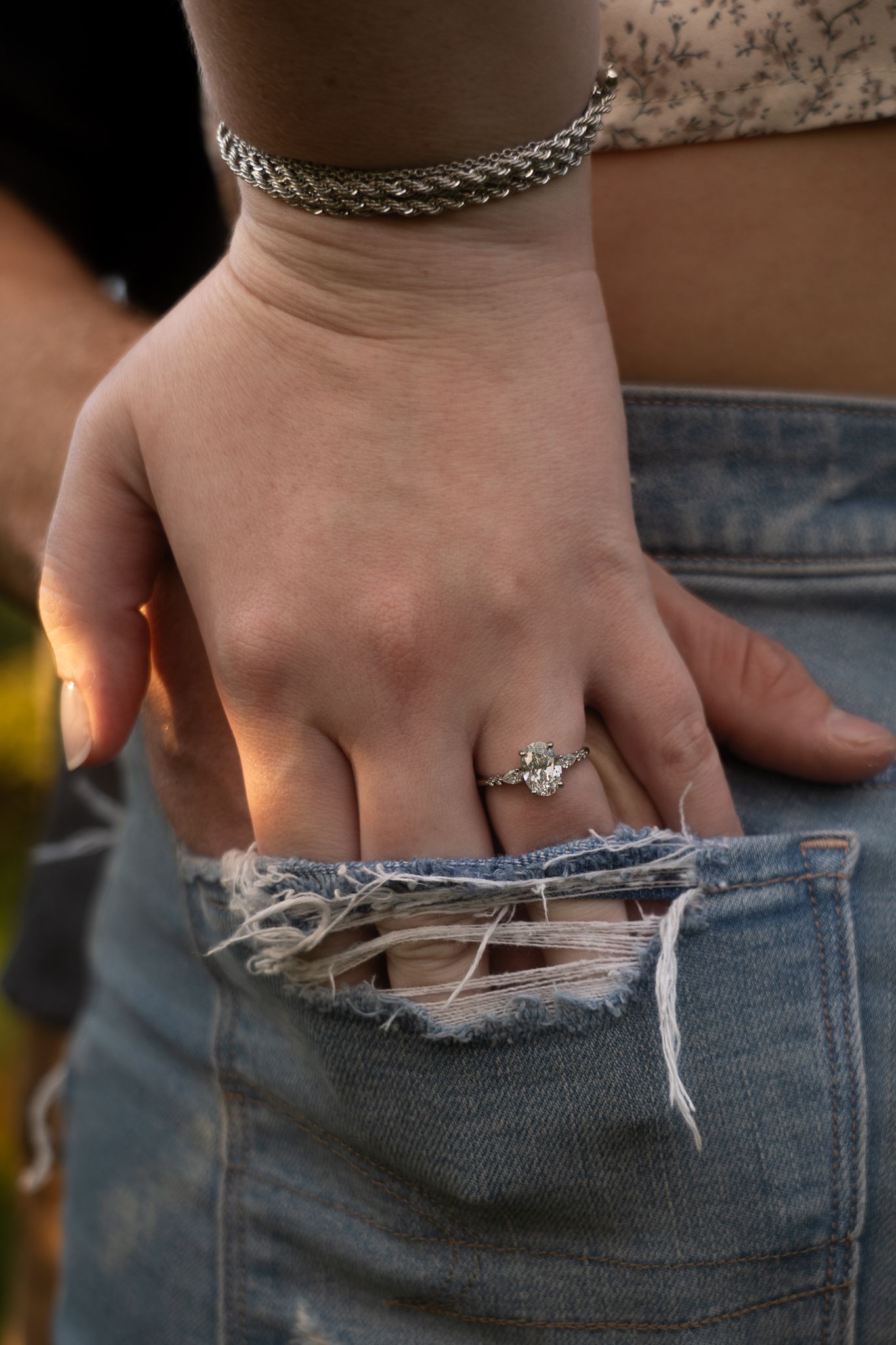Romantische koppelfotografie in Leeuwarden – levensechte kleuren die oprechte emoties en tijdloze momenten vastleggen.