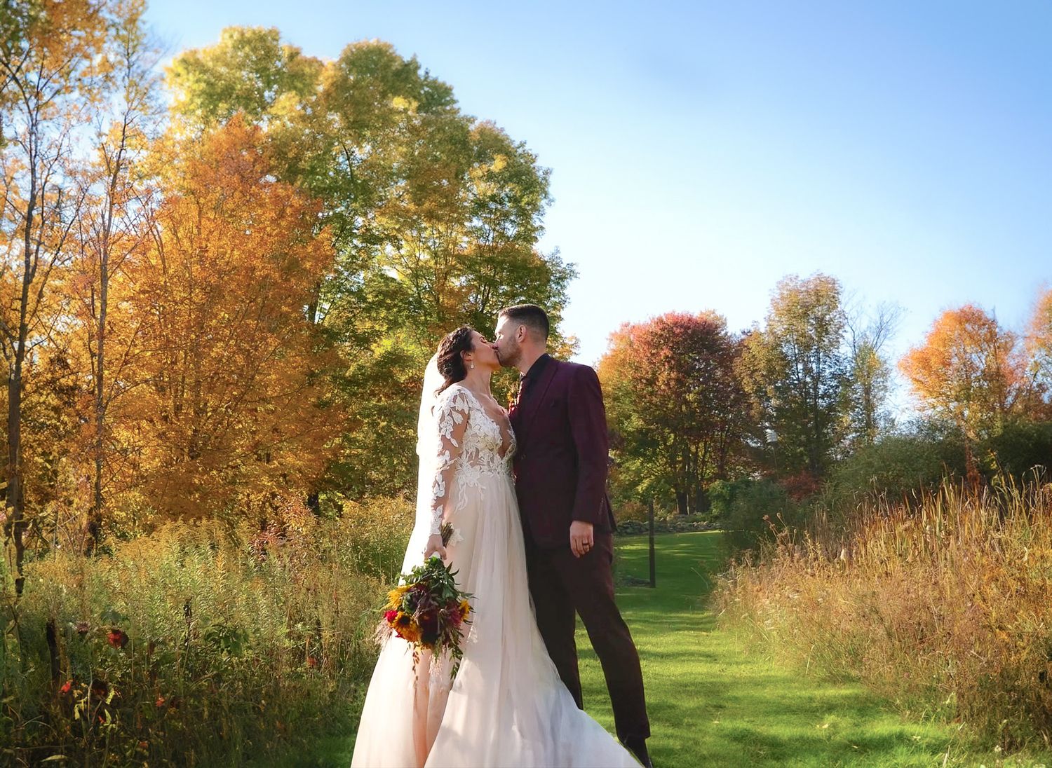 Dromerige herfstbruiloft in een schuur in Leeuwarden – romantiek prachtig vastgelegd door een professionele videograaf.