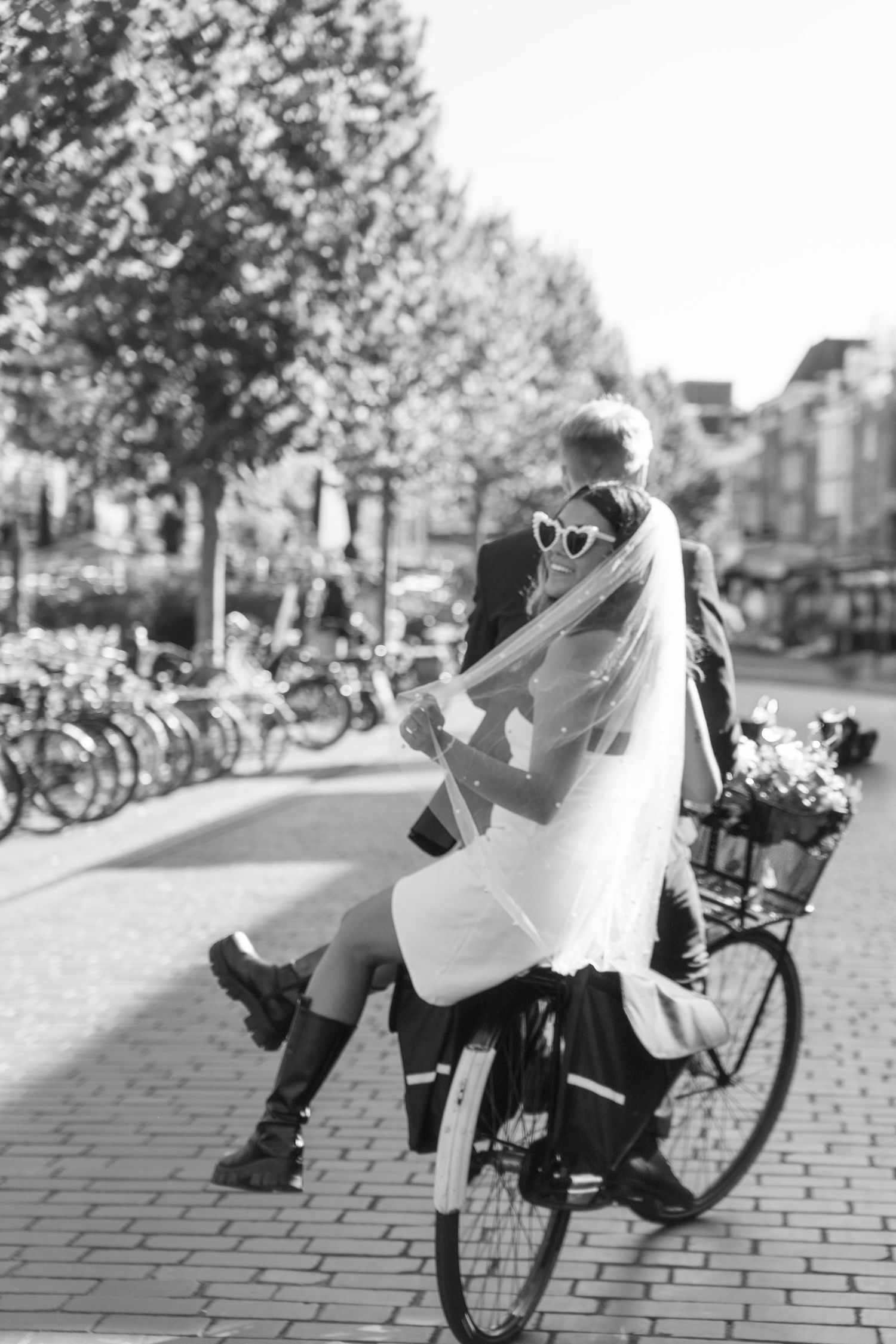 Romantisch stel kust bij de gracht in Leeuwarden – tijdloze liefde vastgelegd in een prachtig decor.