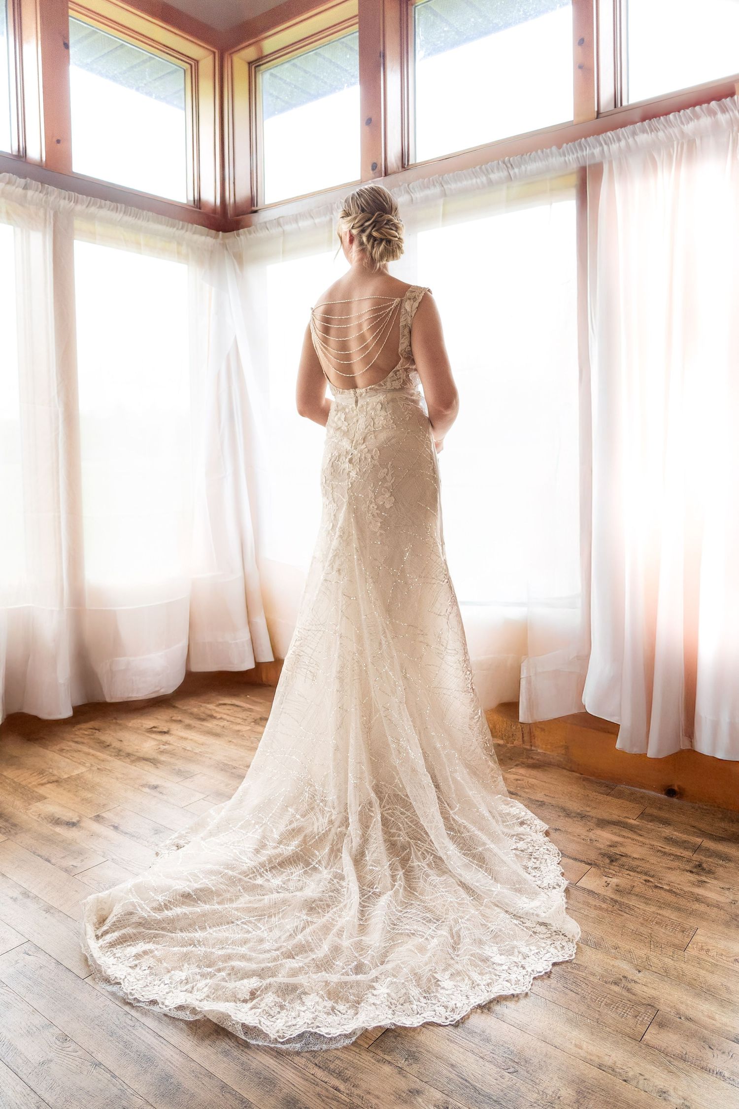 Bridal portretfotografie die de schoonheid van de bruid en haar jurk vastlegt met natuurlijk licht en tijdloze elegantie.
