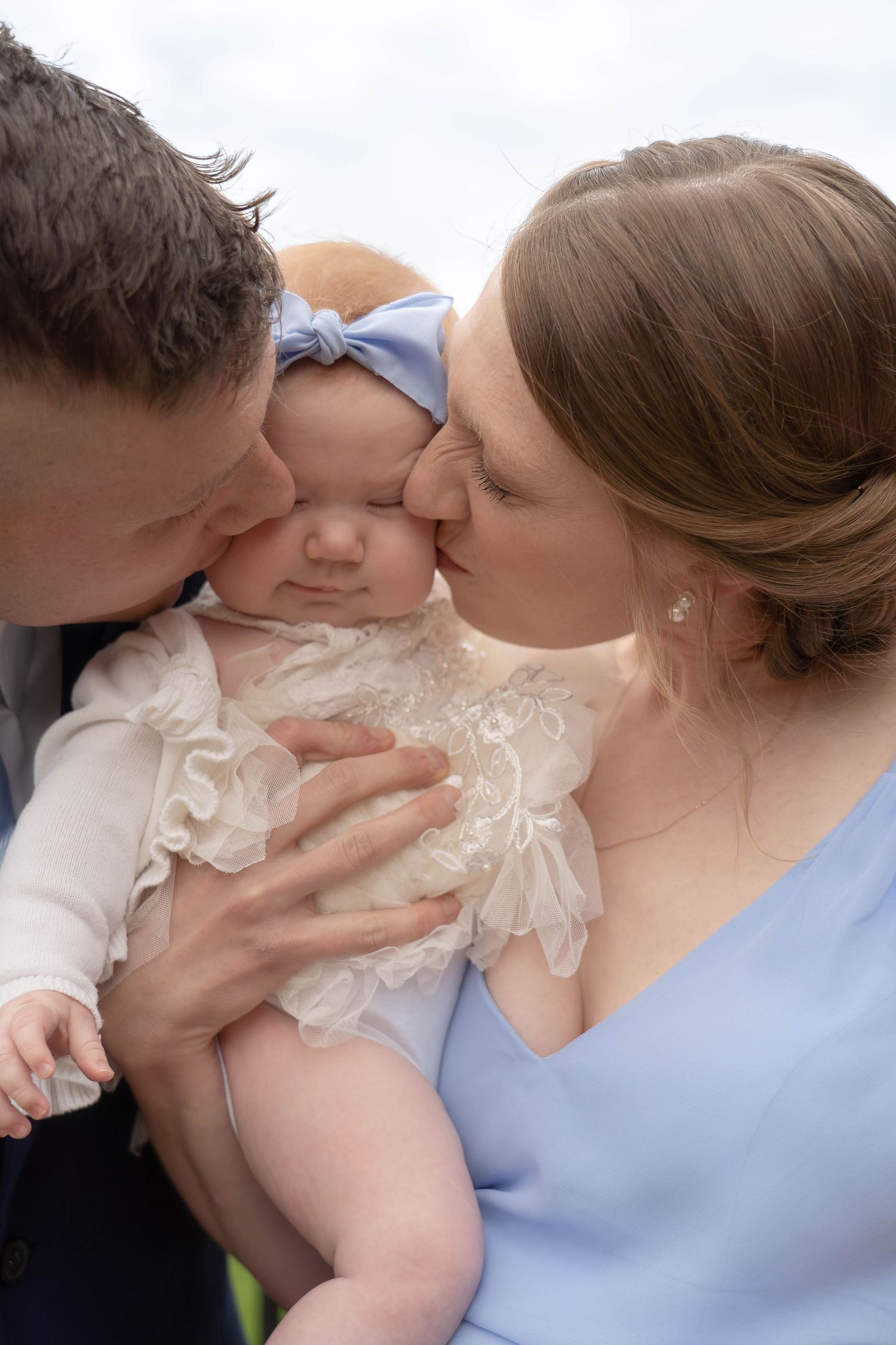 Buitenfamiliefotograaf die heldere, leuke en schattige momenten vastlegt vol plezier en natuurlijk licht in mooie omgevingen