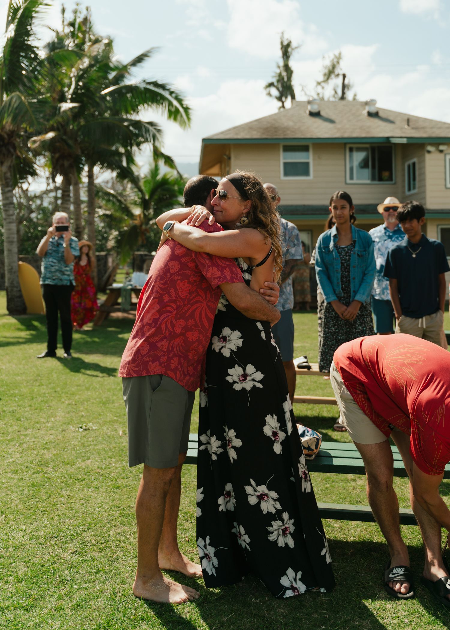 husband and wife hugging, Oahu, Hawaii