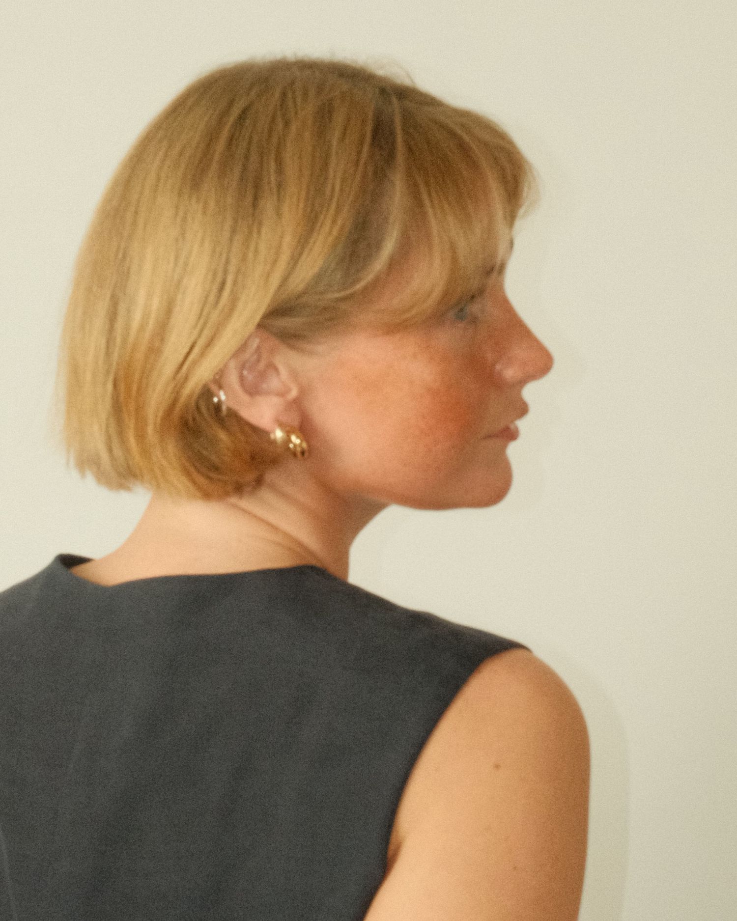 Profile sequence showing blonde hair sideview against beige background in four sequential poses.