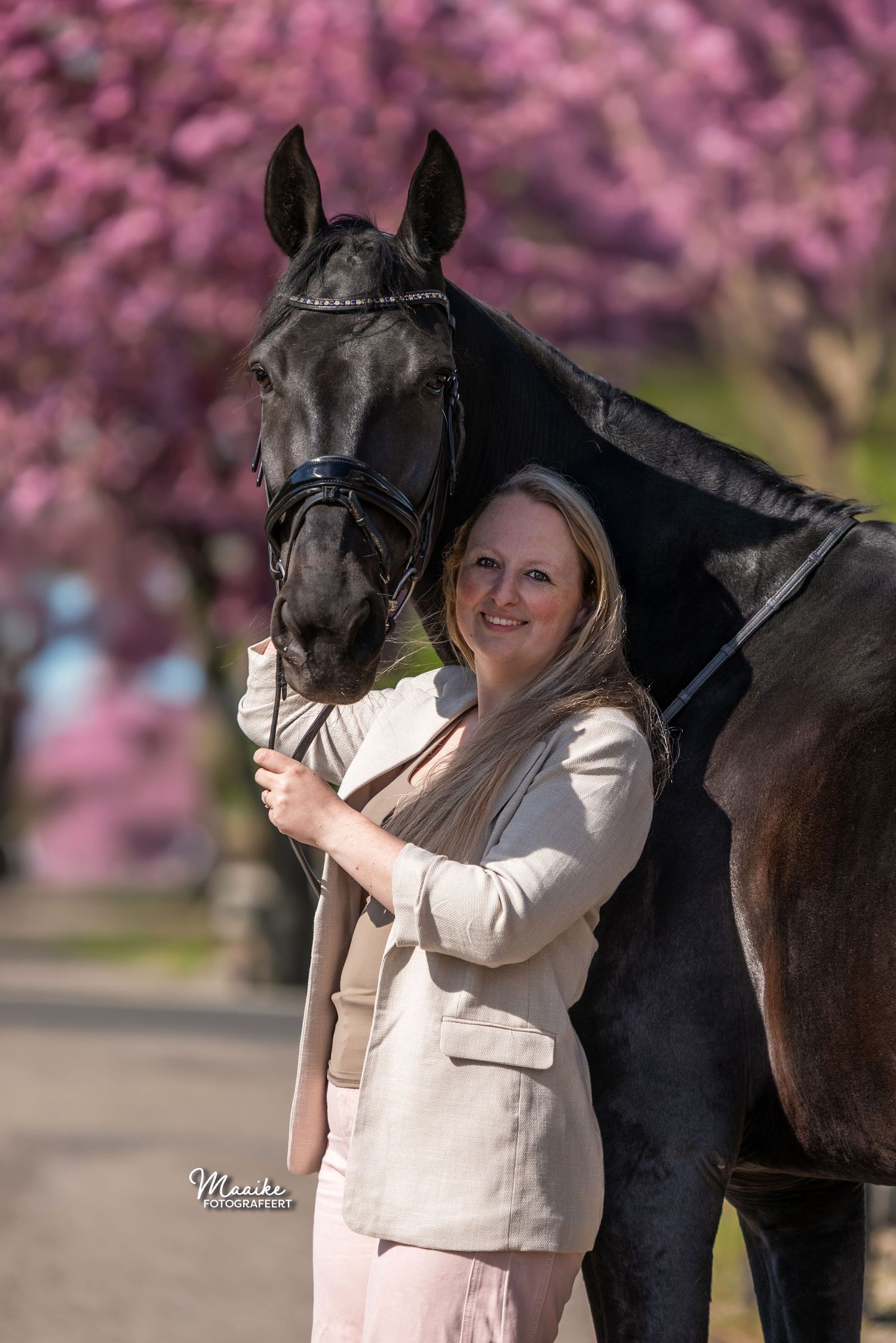 Hi ik ben Pauline, hier met mijn paard Kamaro.