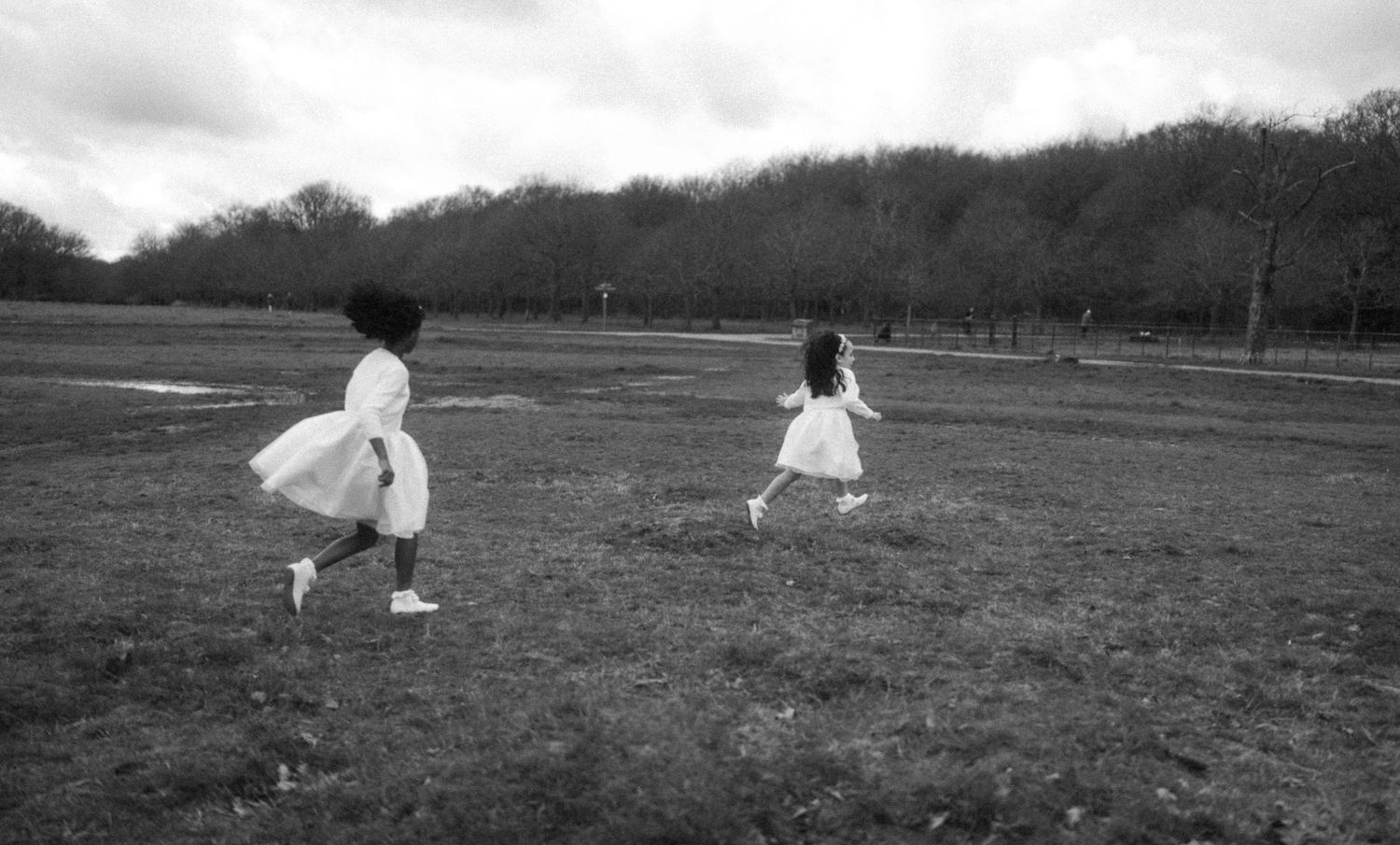 2 child running on a field (B&W), documentary wedding