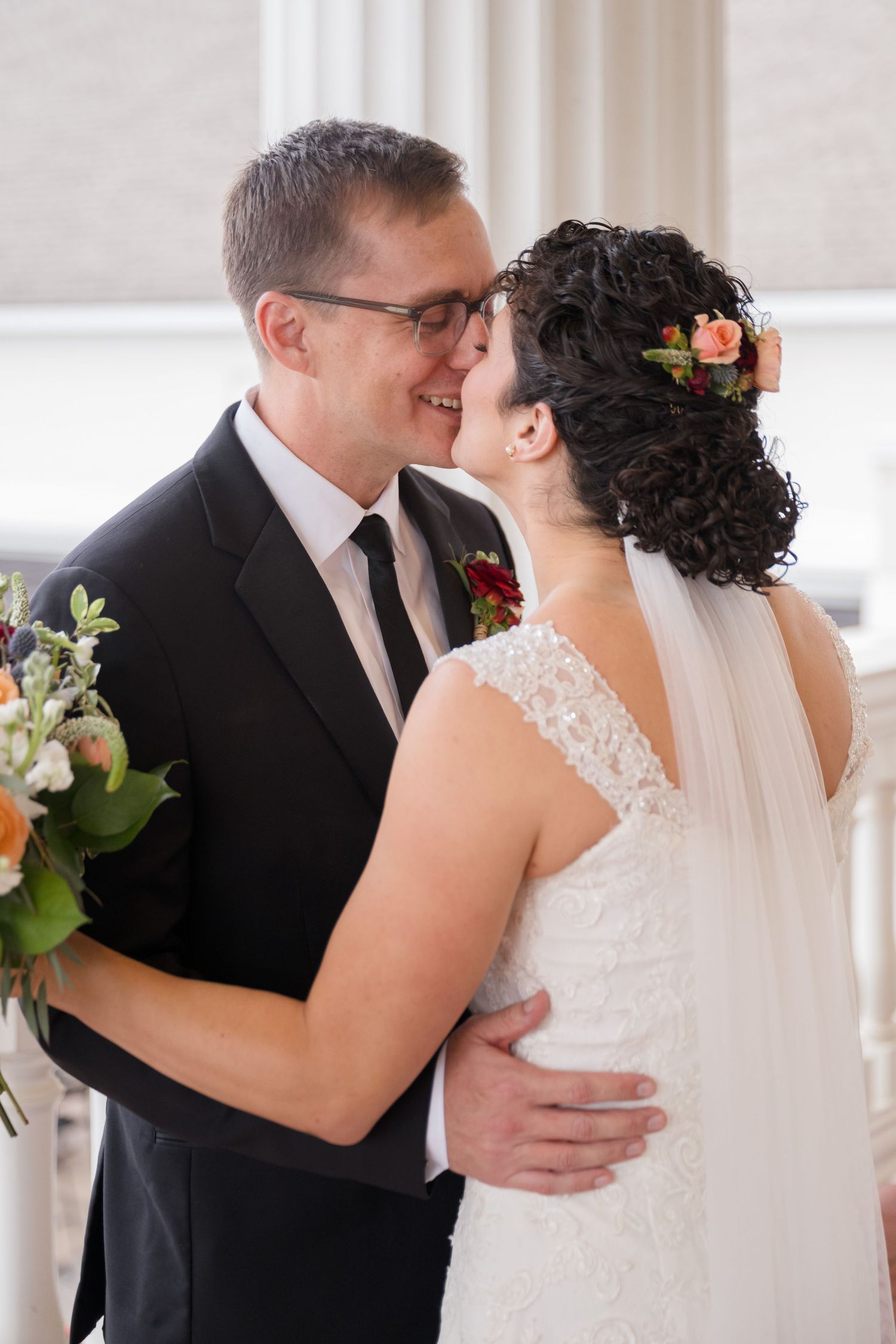 a couple kiss at the Huntsville botanical garden