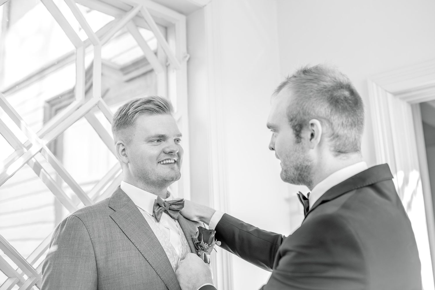 Sulhanen ja bestman syyshäissä Fiskarsissa — Hääkuvaus Lohja, Nummela ja muu Uusimaa
