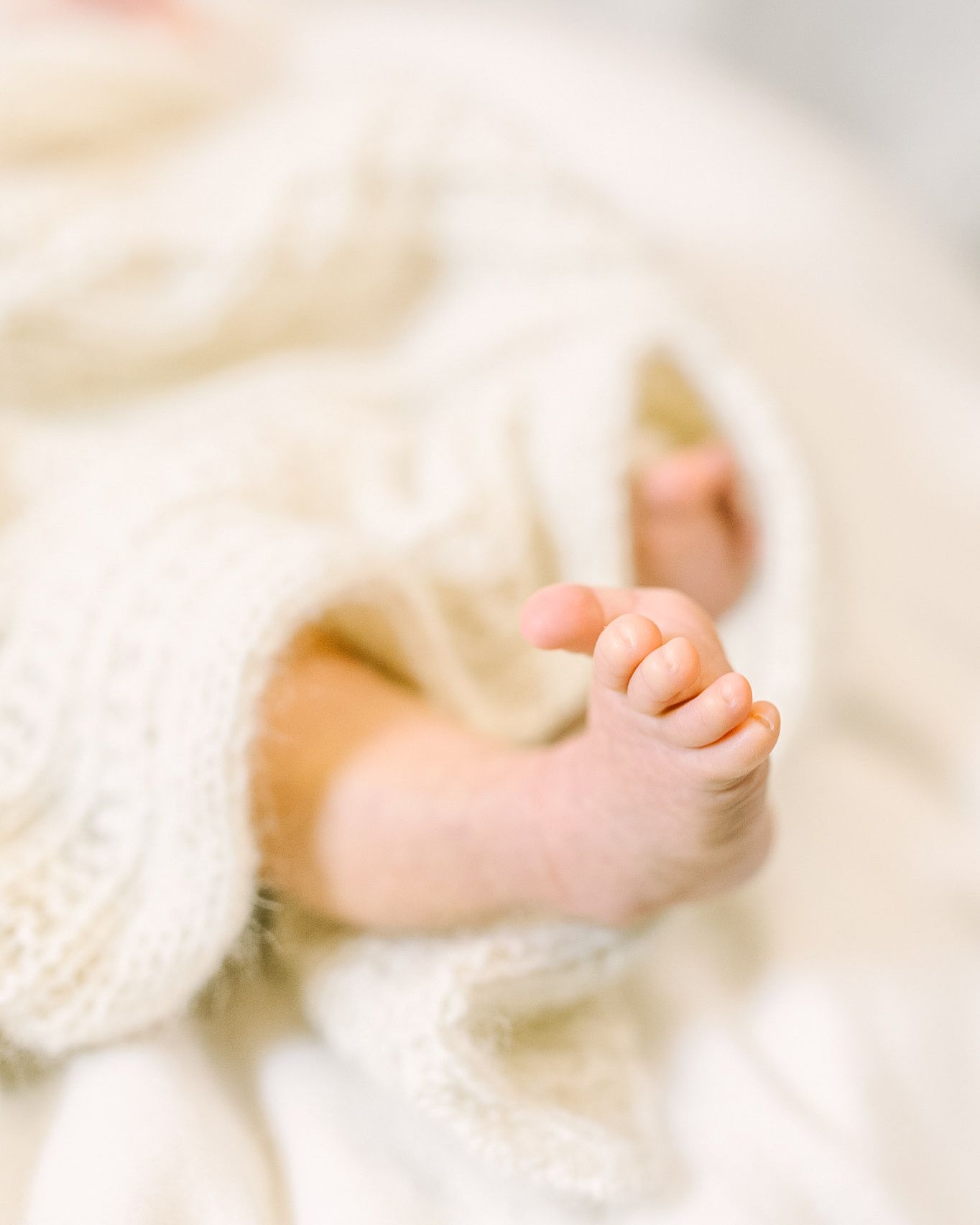 Vastasyntynyt newborn-kotikuvauksessa Uudellamaalla. Valokuvaaja Lohja ja Nummela.