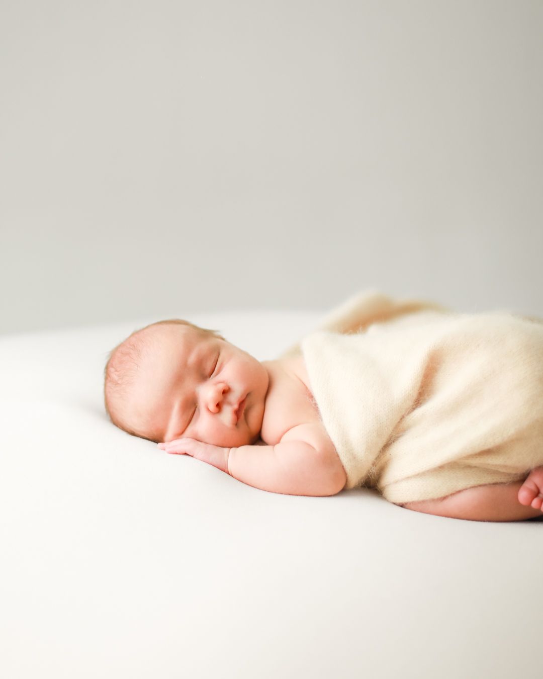Newborn-kuvaus studiossa. Valokuvaaja Lohja, Nummela ja Vantaa: newborn-kuvaus, odotuskuvaus ja perhekuvaus studiossa, kotona ja miljöössä.