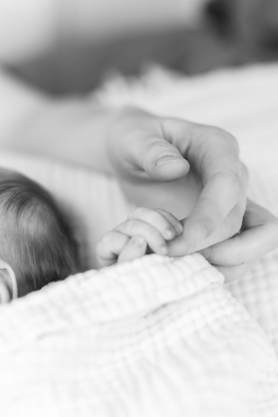 Vastasyntynyt vauva newborn-kotikuvauksessa. Valokuvaaja Lohja ja Helsinki.