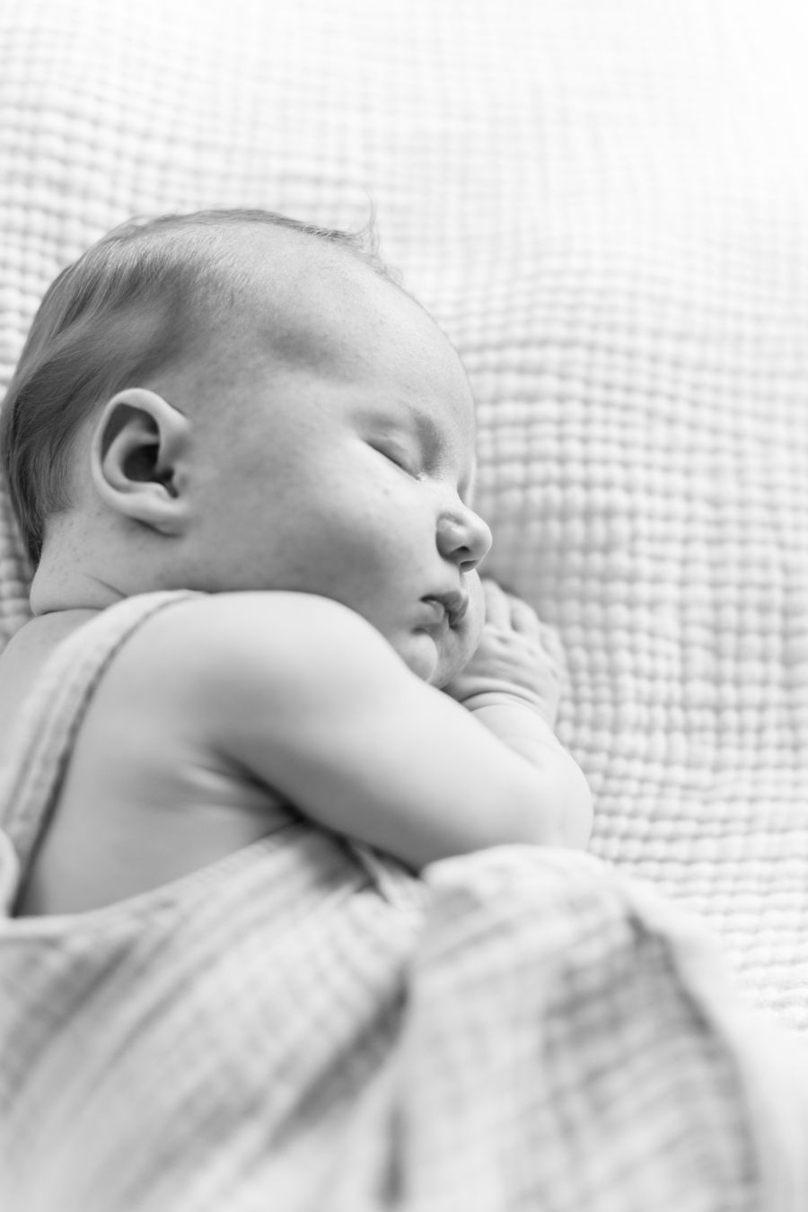 Vastasyntynyt vauva nukkuu newborn-kotikuvauksessa. Valokuvaaja Lohja ja Helsinki.
